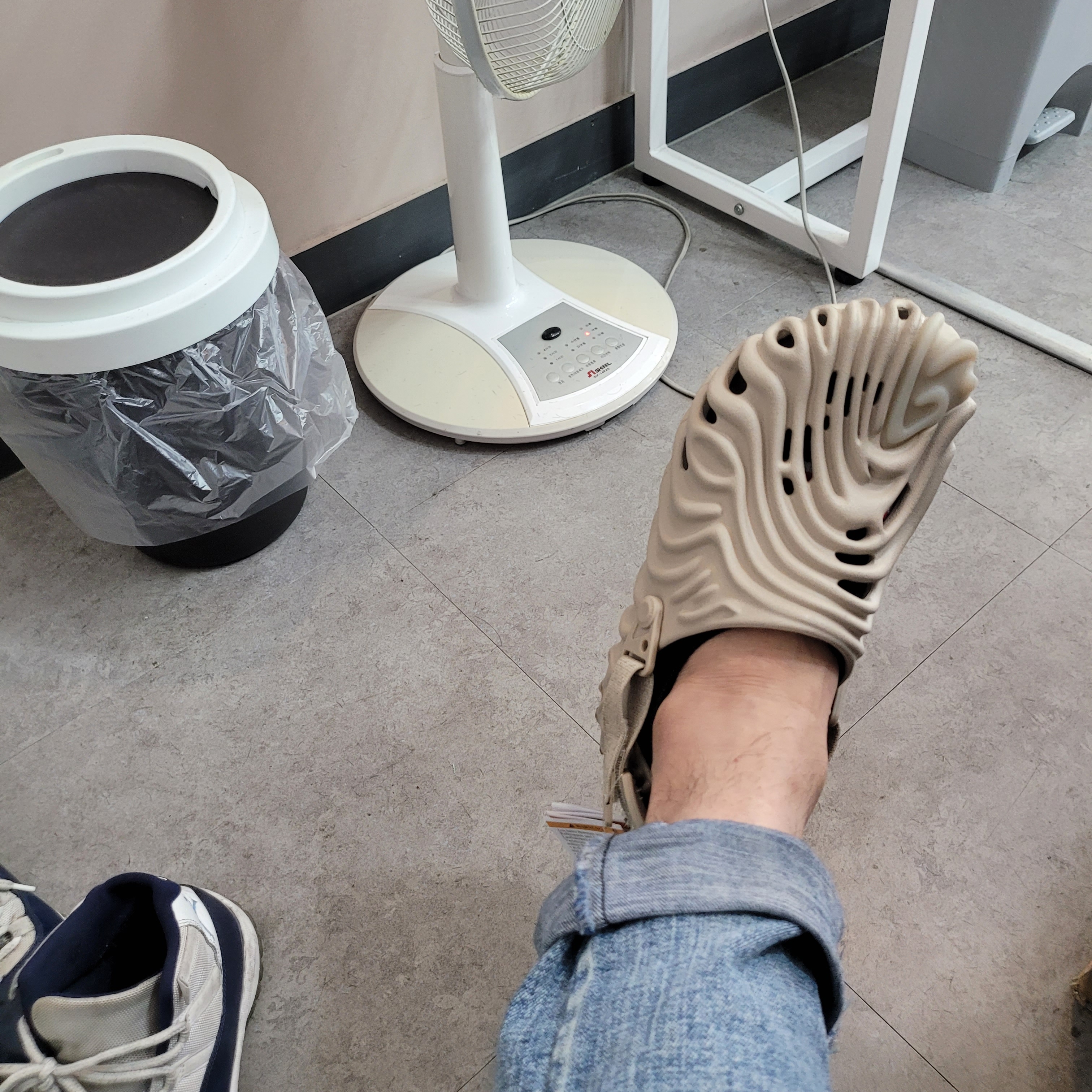 Crocs x Salehe Bembury Pollex Clog Horchata 착용 스타일 - 3