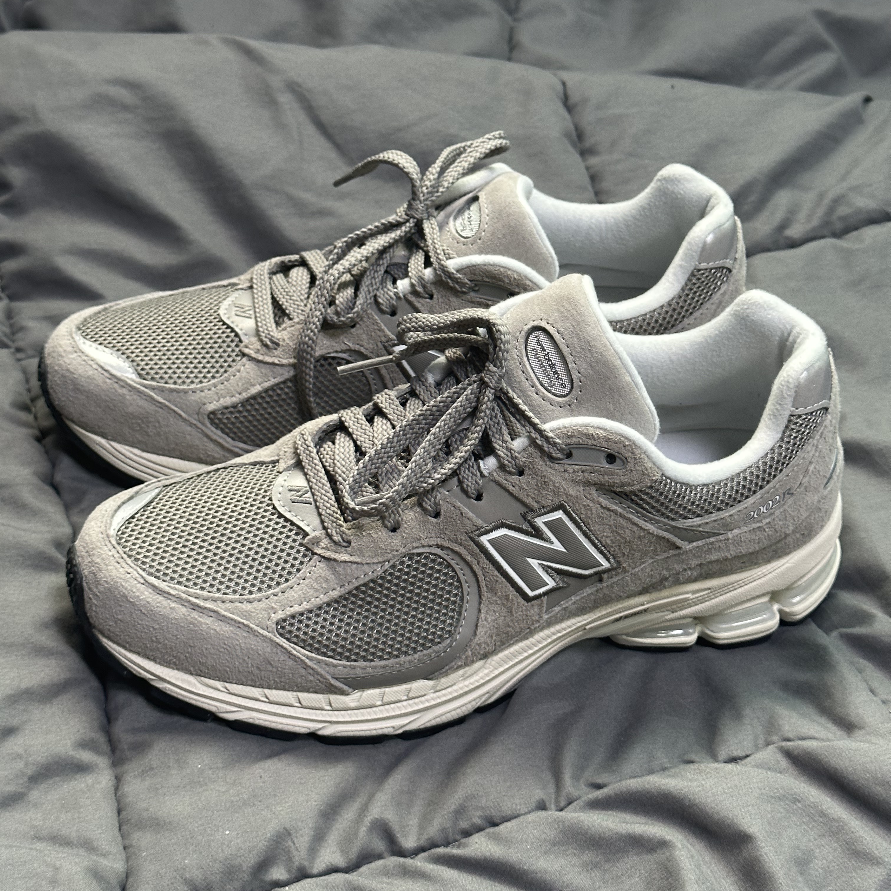 New Balance 2002R Grey 착용 스타일