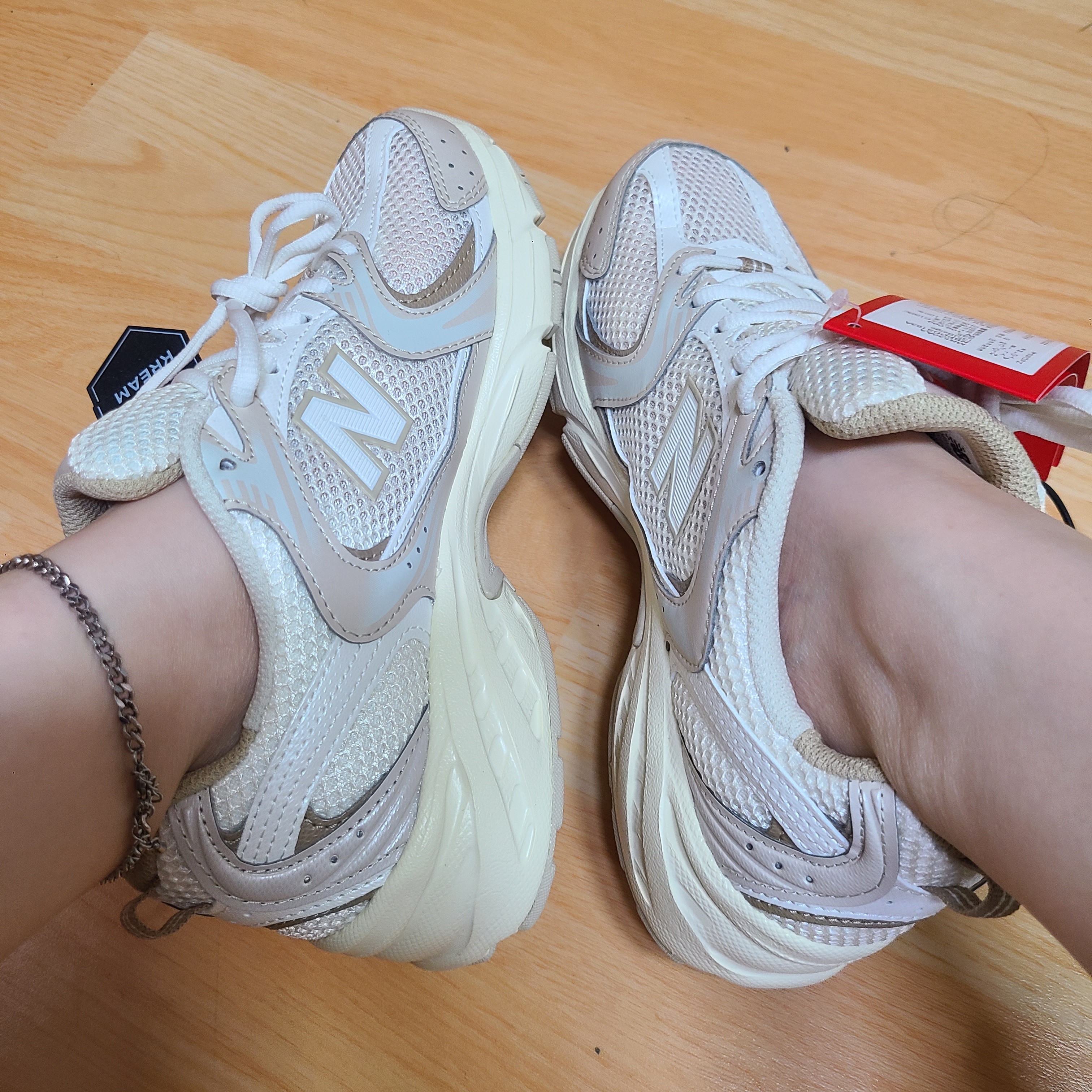 New Balance 530 Beige Angora 착용 스타일 - 2