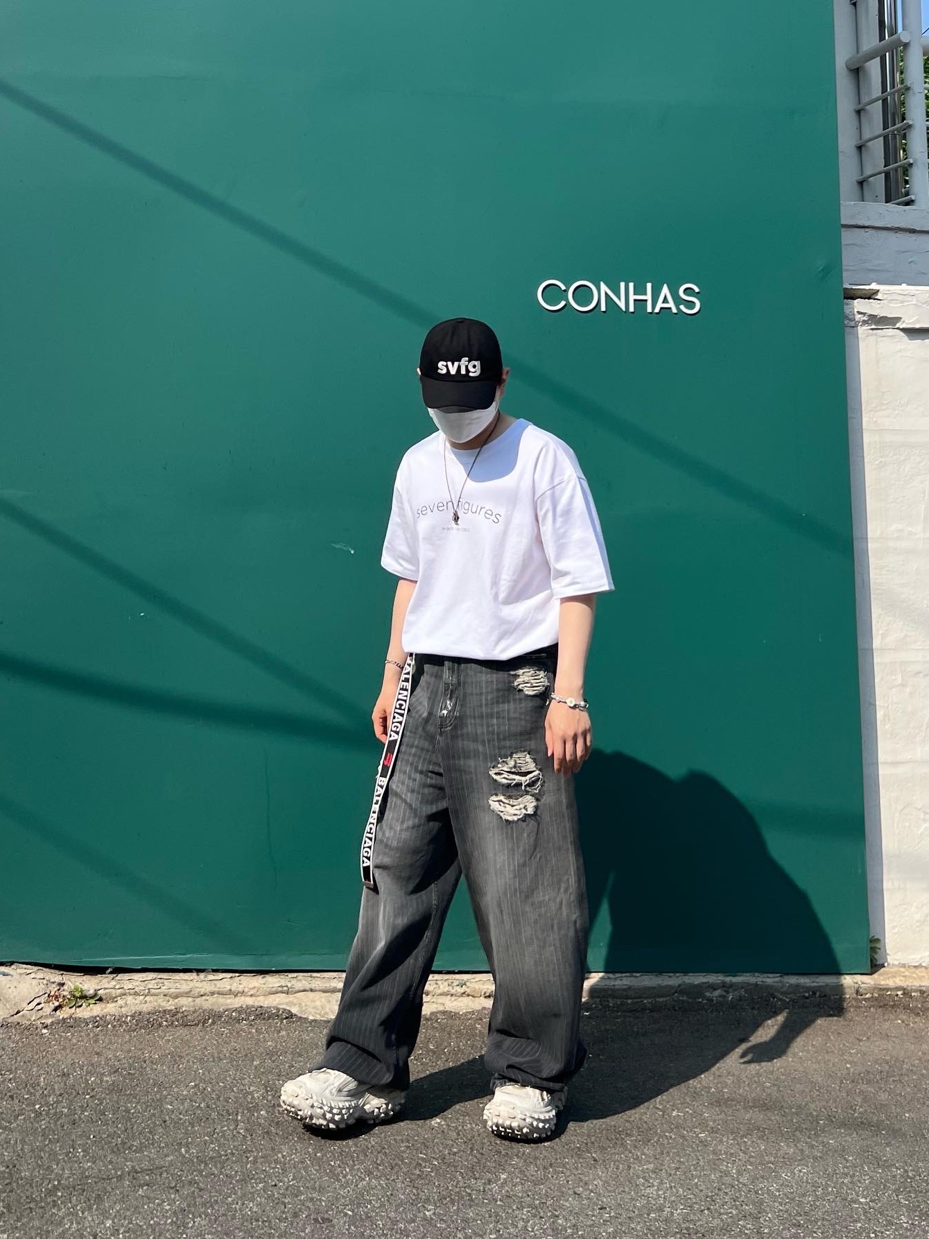 Balenciaga Defender Sneakers Beige, Balenciaga D Ring Belt Grey Red 착용 스타일