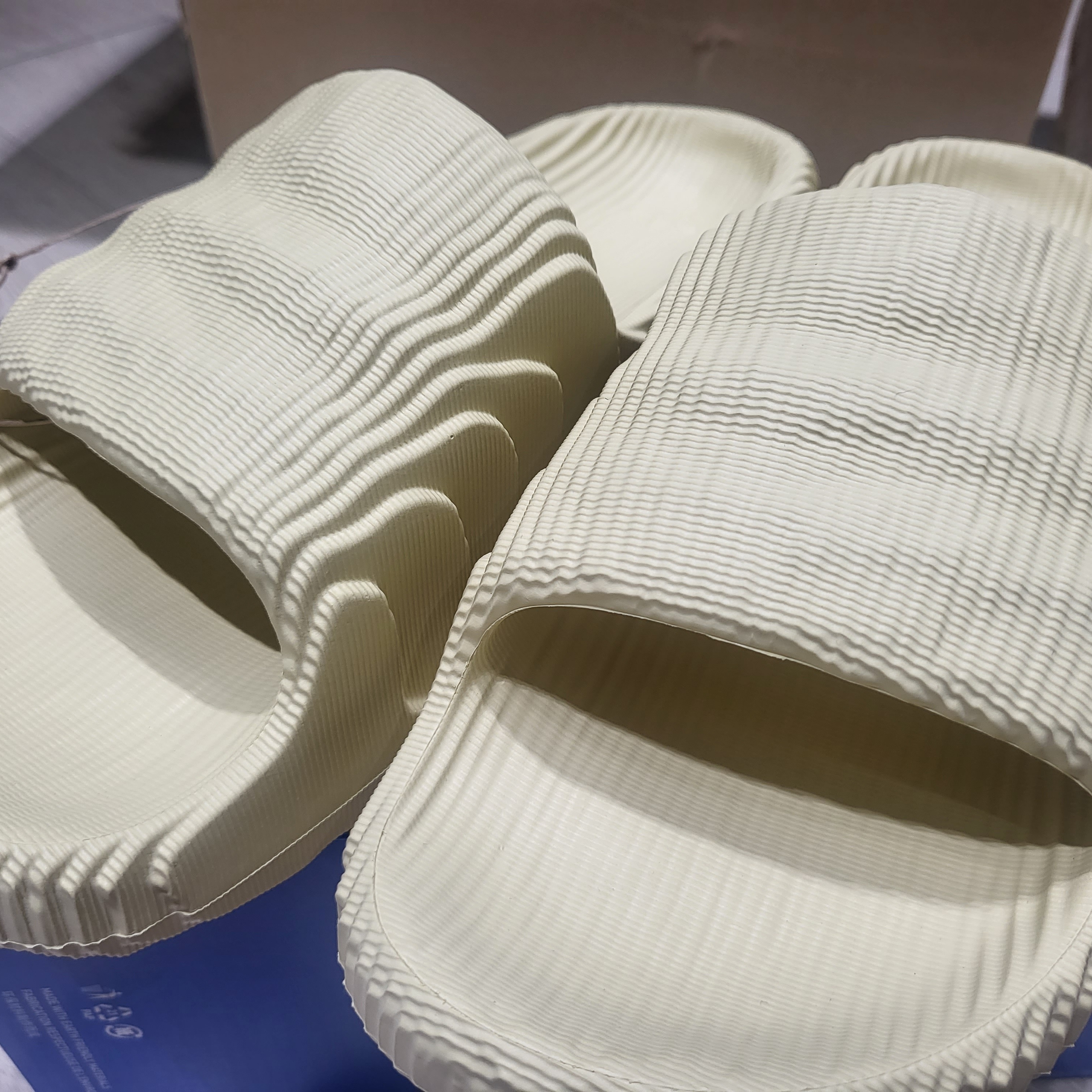 Adidas Adilette 22 Desert Sand 착용 스타일 - 2