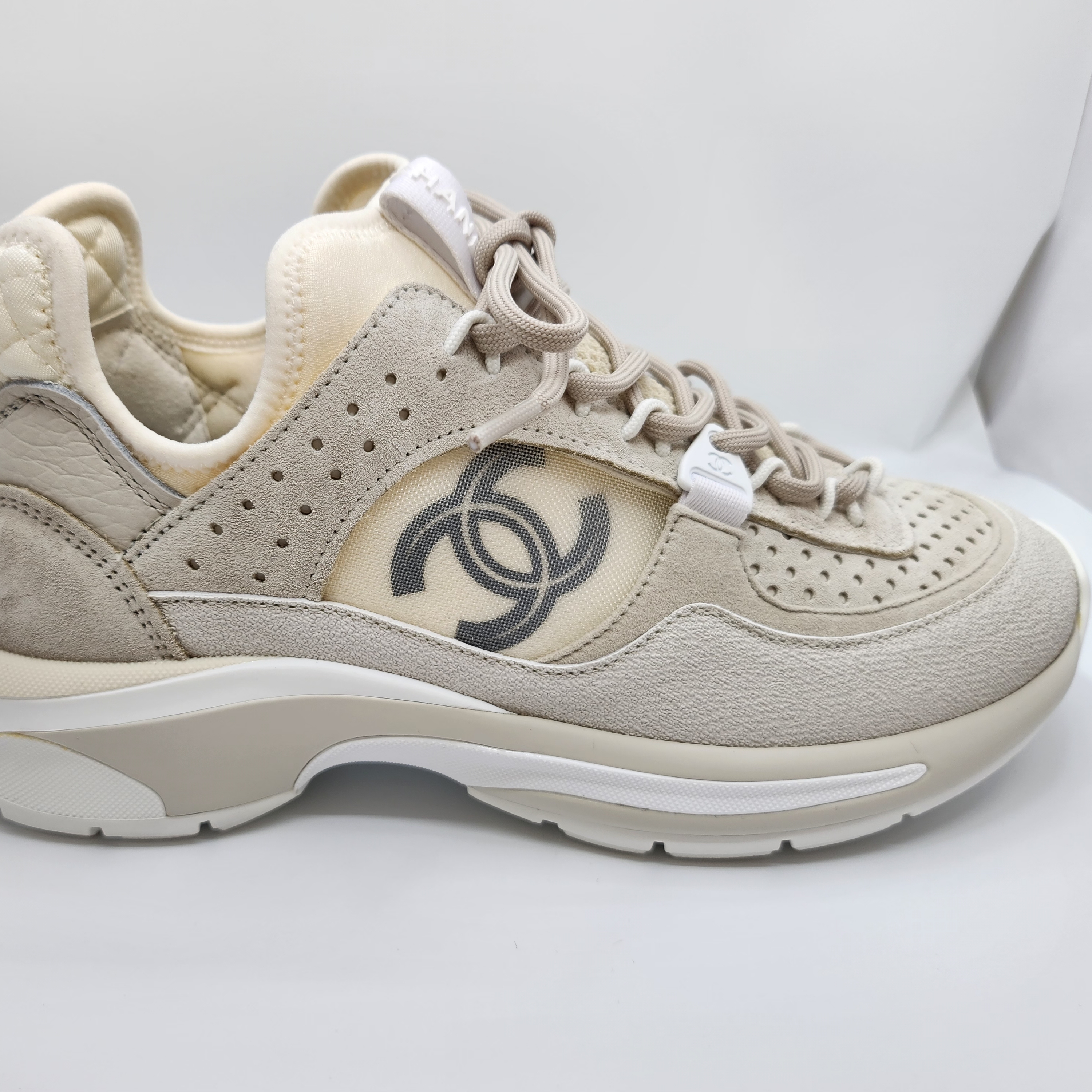 (W) Chanel Sneakers Fabric Suede Calfskin Mesh & White 착용 스타일 - 1