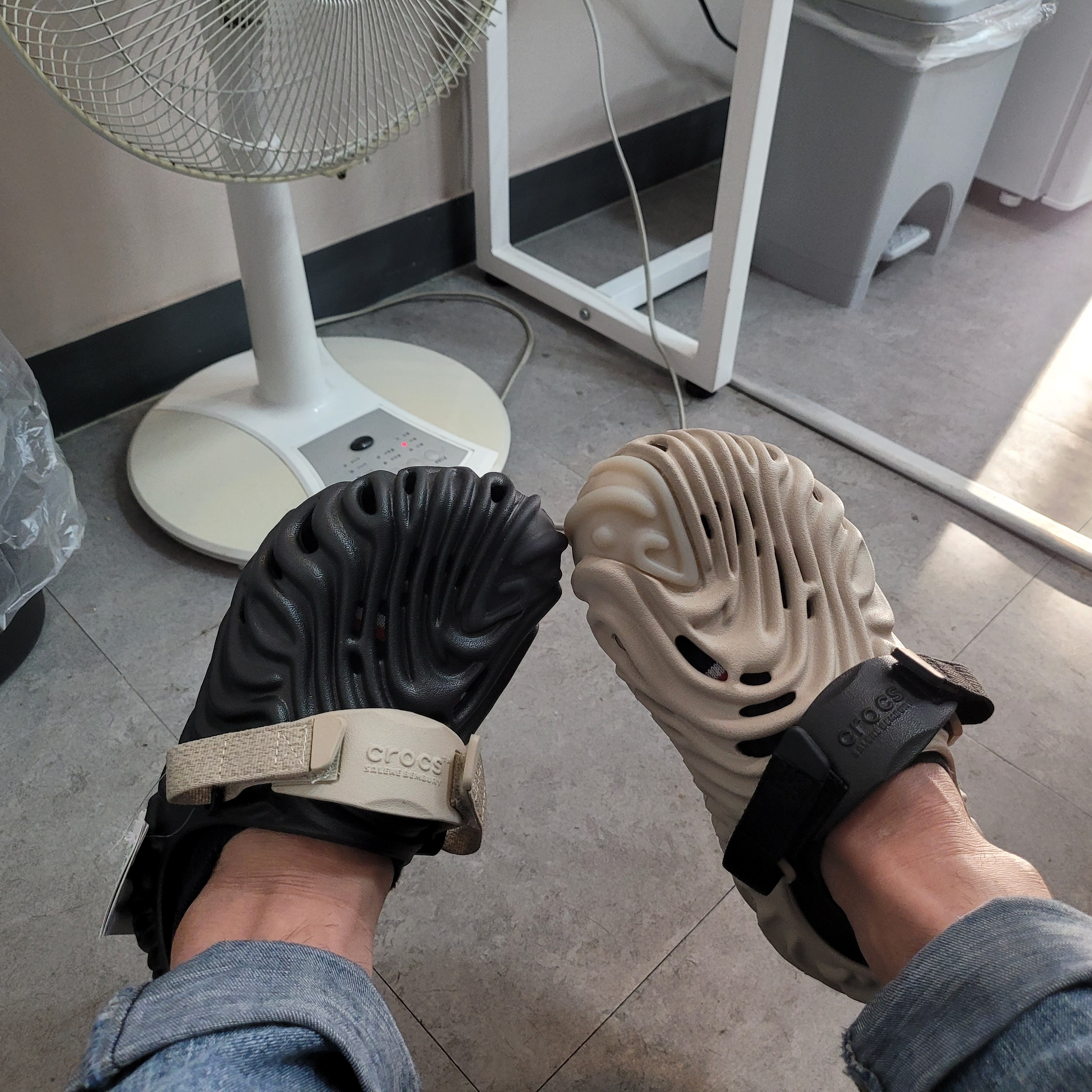 Crocs x Salehe Bembury Pollex Clog Horchata, Crocs x Salehe Bembury Pollex Clog Sasquatch 착용 스타일 - 1