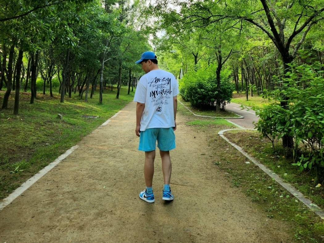 Jordan 1 Low Dark Powder Blue, Stussy Modern Age T-Shirt White 착용 스타일