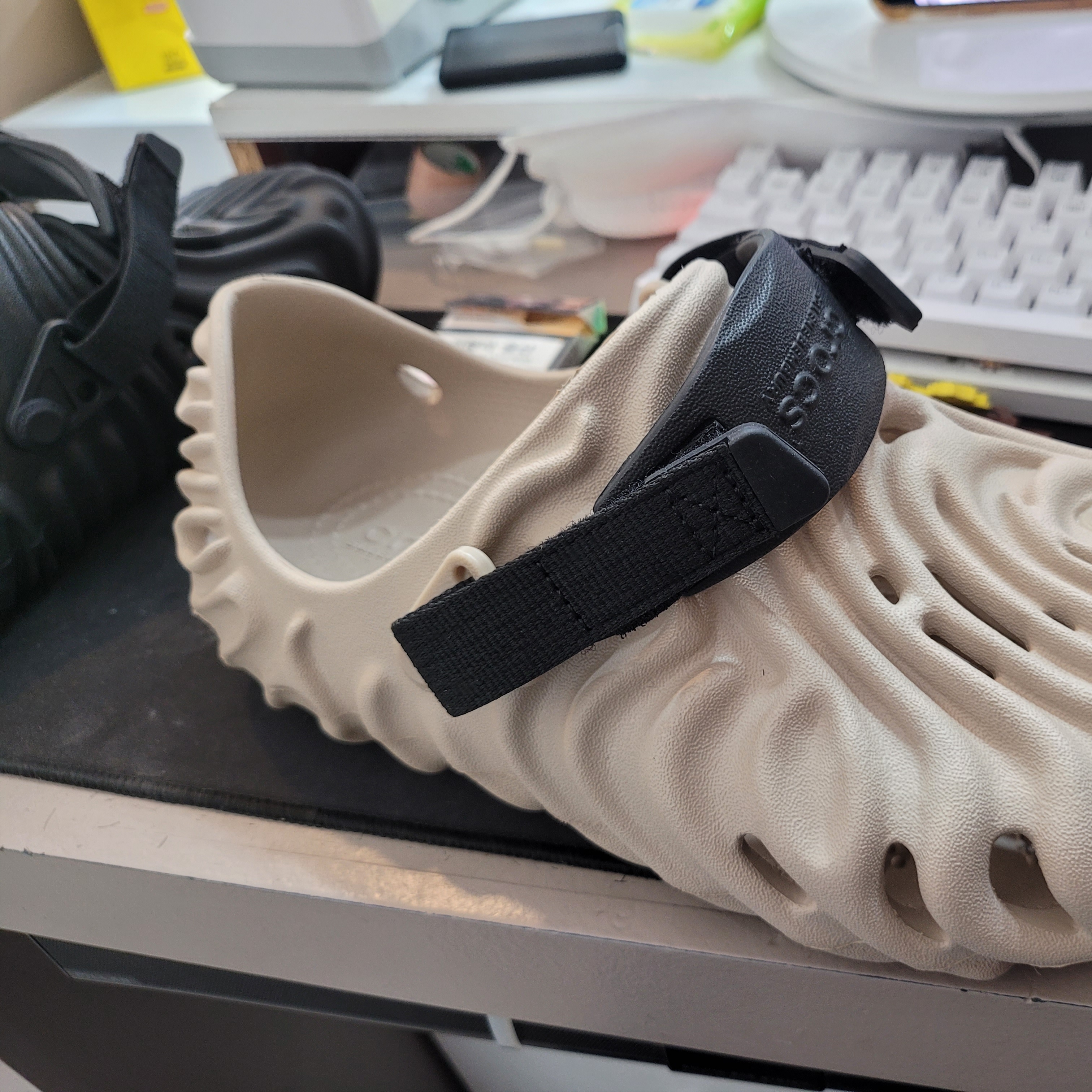 Crocs x Salehe Bembury Pollex Clog Horchata, Crocs x Salehe Bembury Pollex Clog Sasquatch 착용 스타일 - 4