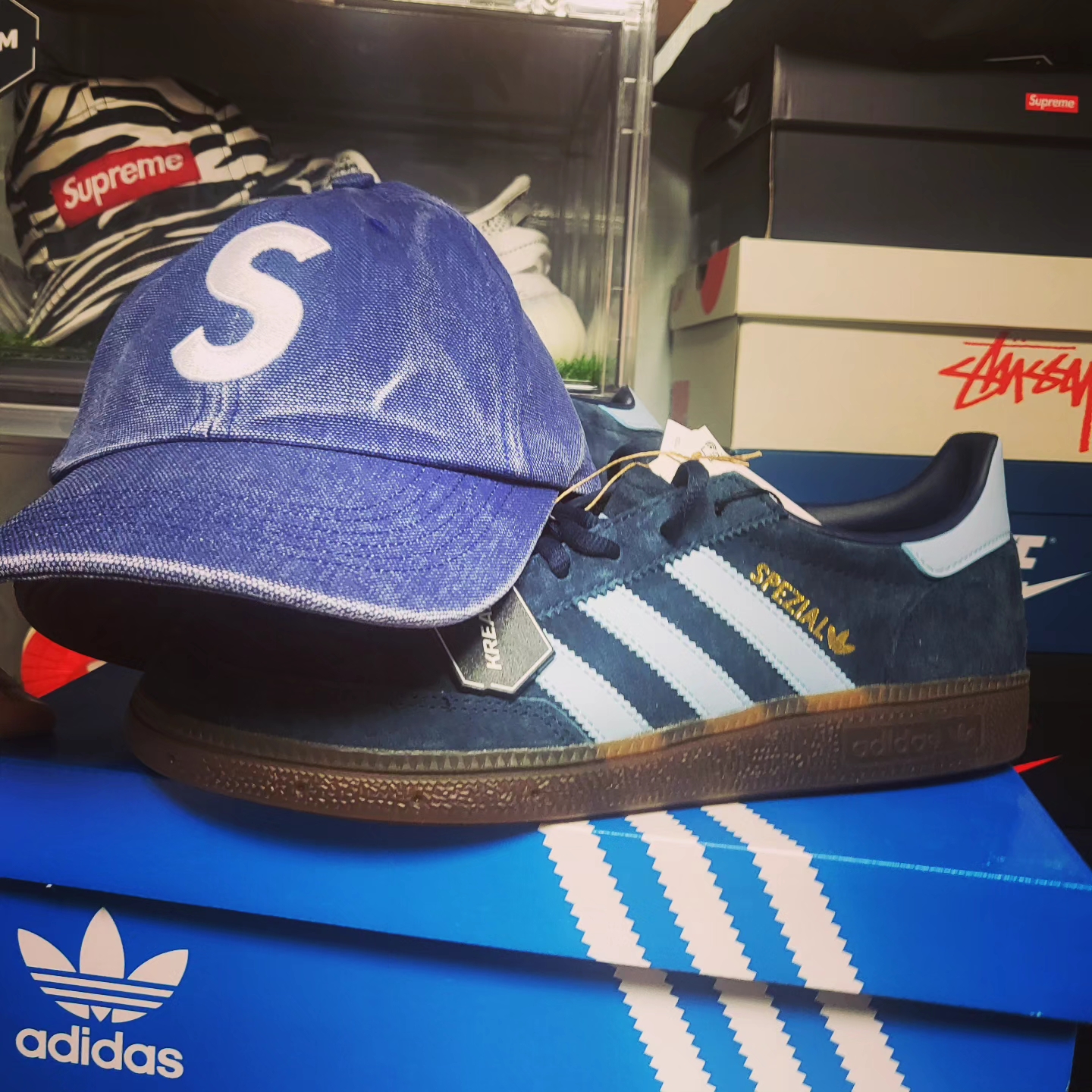 Supreme Pigment Canvas S Logo 6-Panel Navy - 23SS, Adidas Spezial Handball Collegiate Navy 착용 스타일 - 1