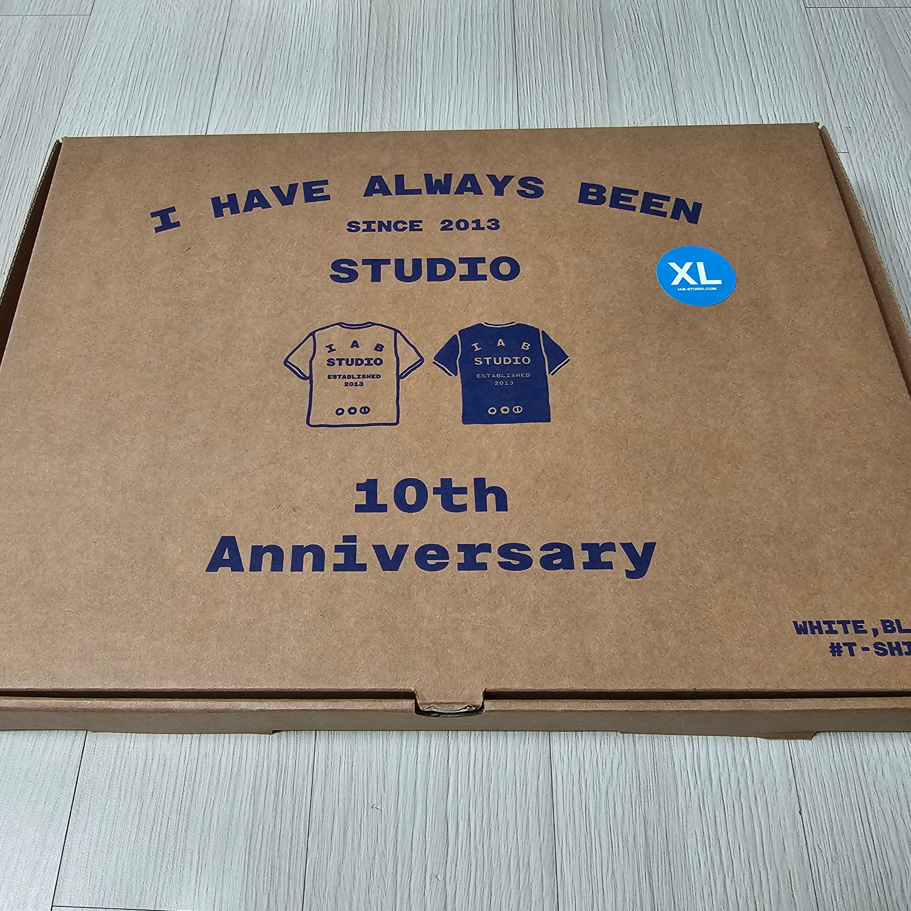 IAB Studio 10th Anniversary T-Shirts Pack White & Black (2 Pack) 착용 스타일