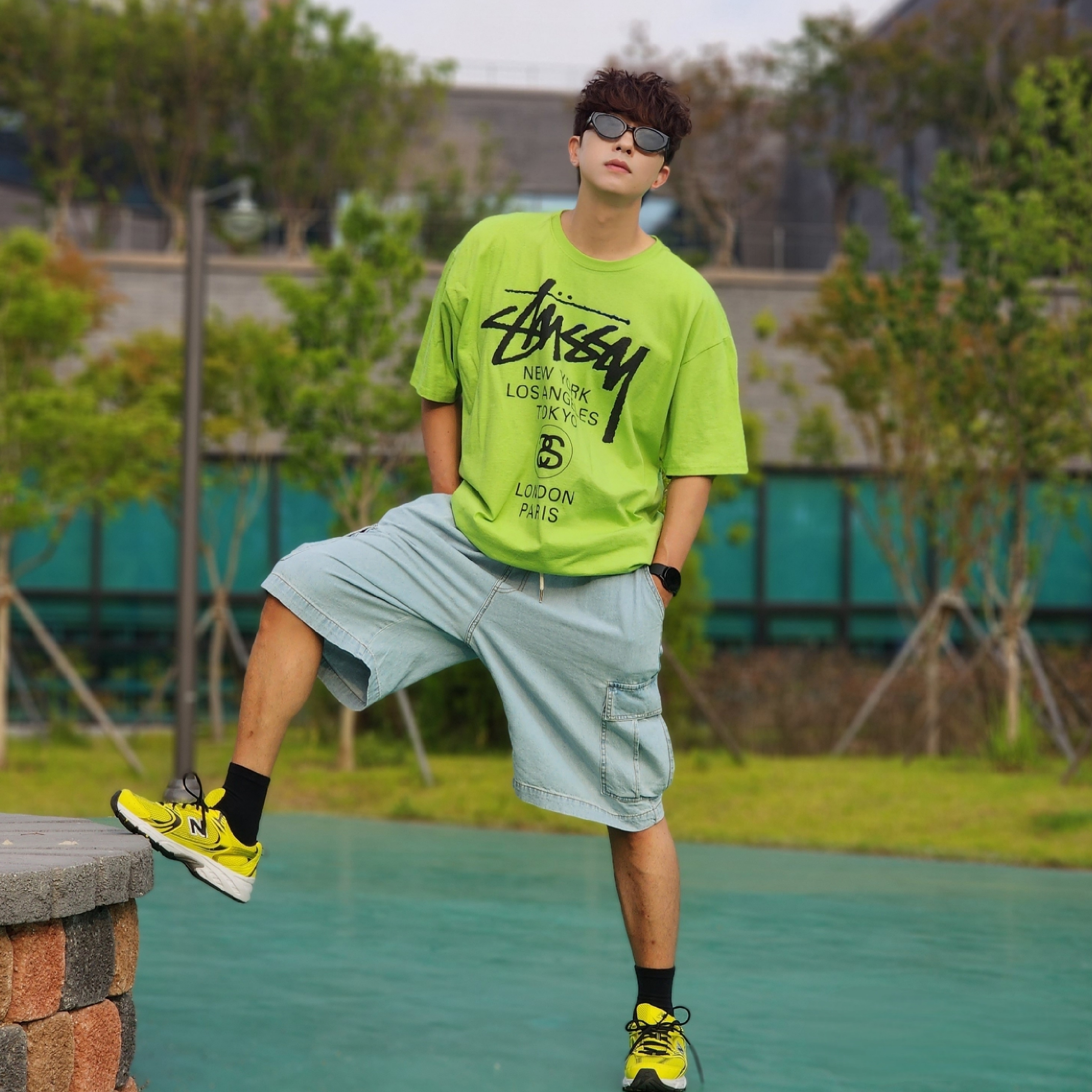 Stussy World Tour T-Shirt Tea 2023, New Balance 530 Yellow 착용 스타일 - 1