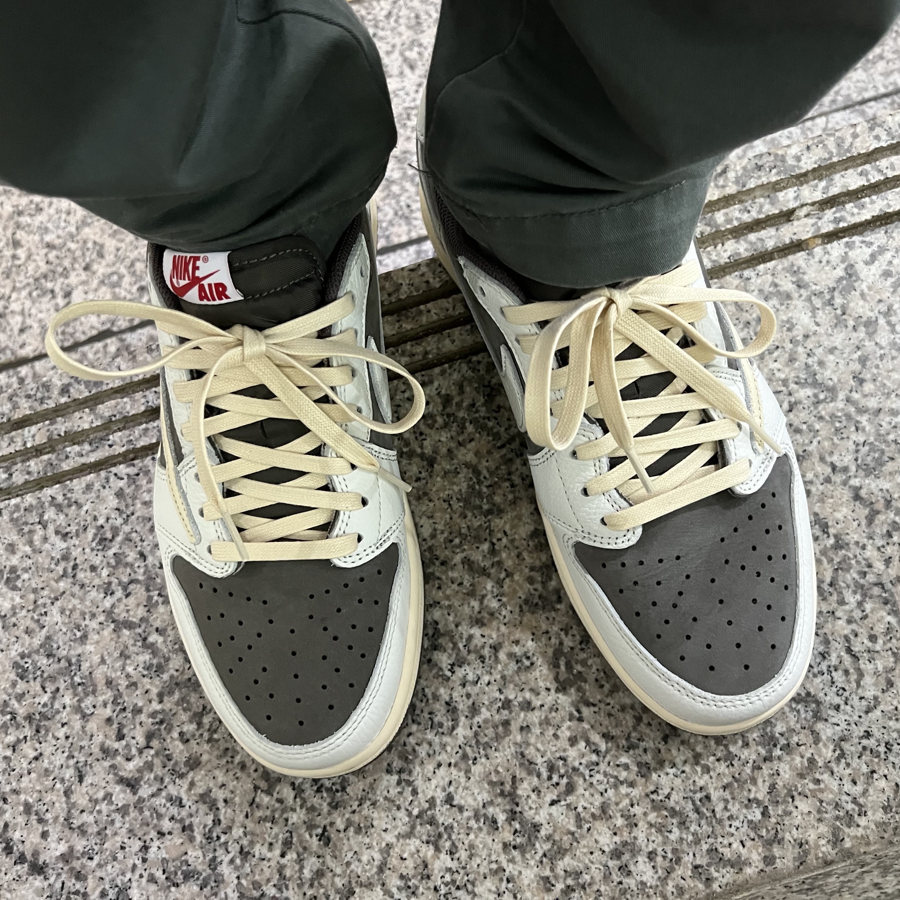 Jordan 1 x Travis Scott Retro Low OG SP Sail and Ridgerock 착용 스타일 - 2