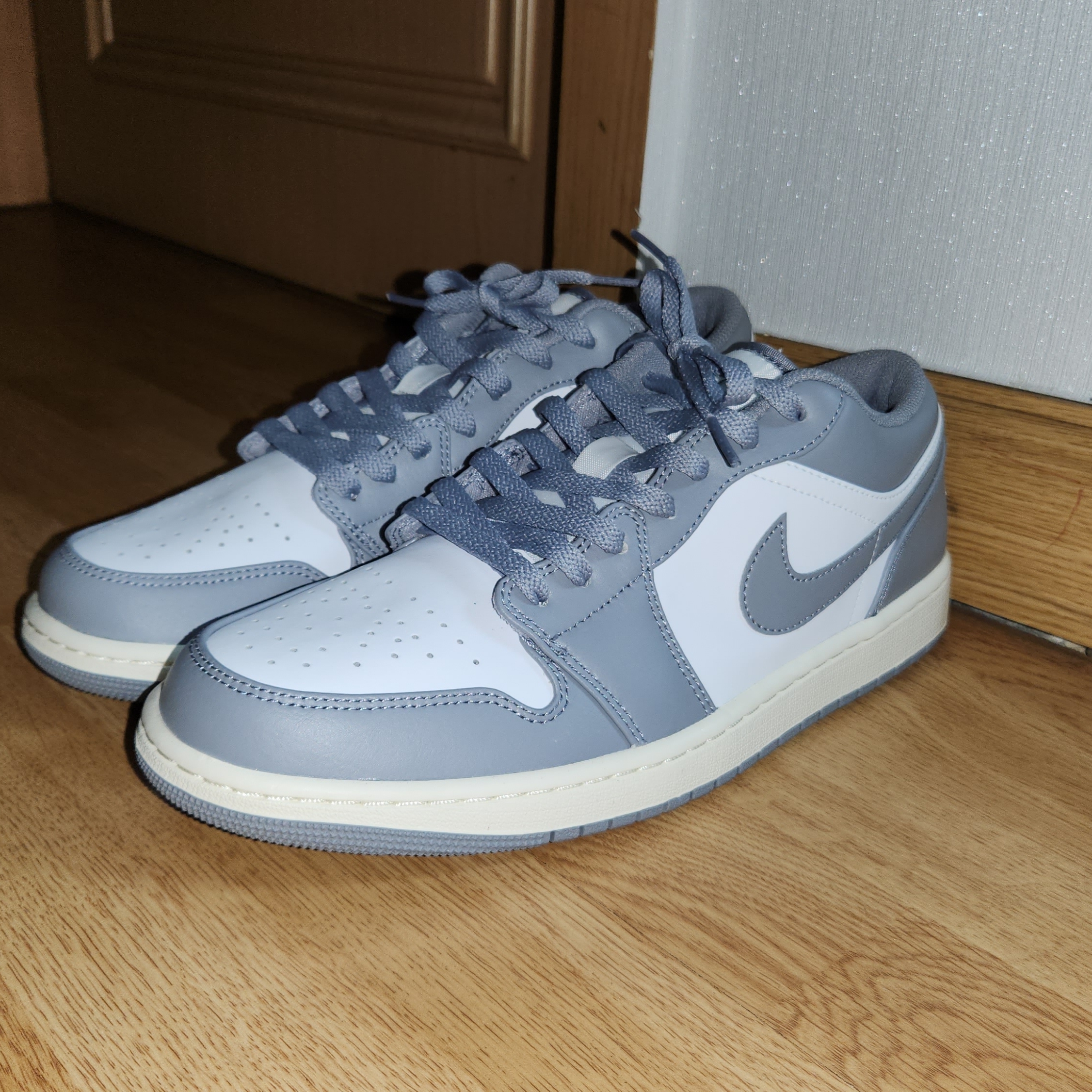 Jordan 1 Low Stealth and White 착용 스타일 - 1
