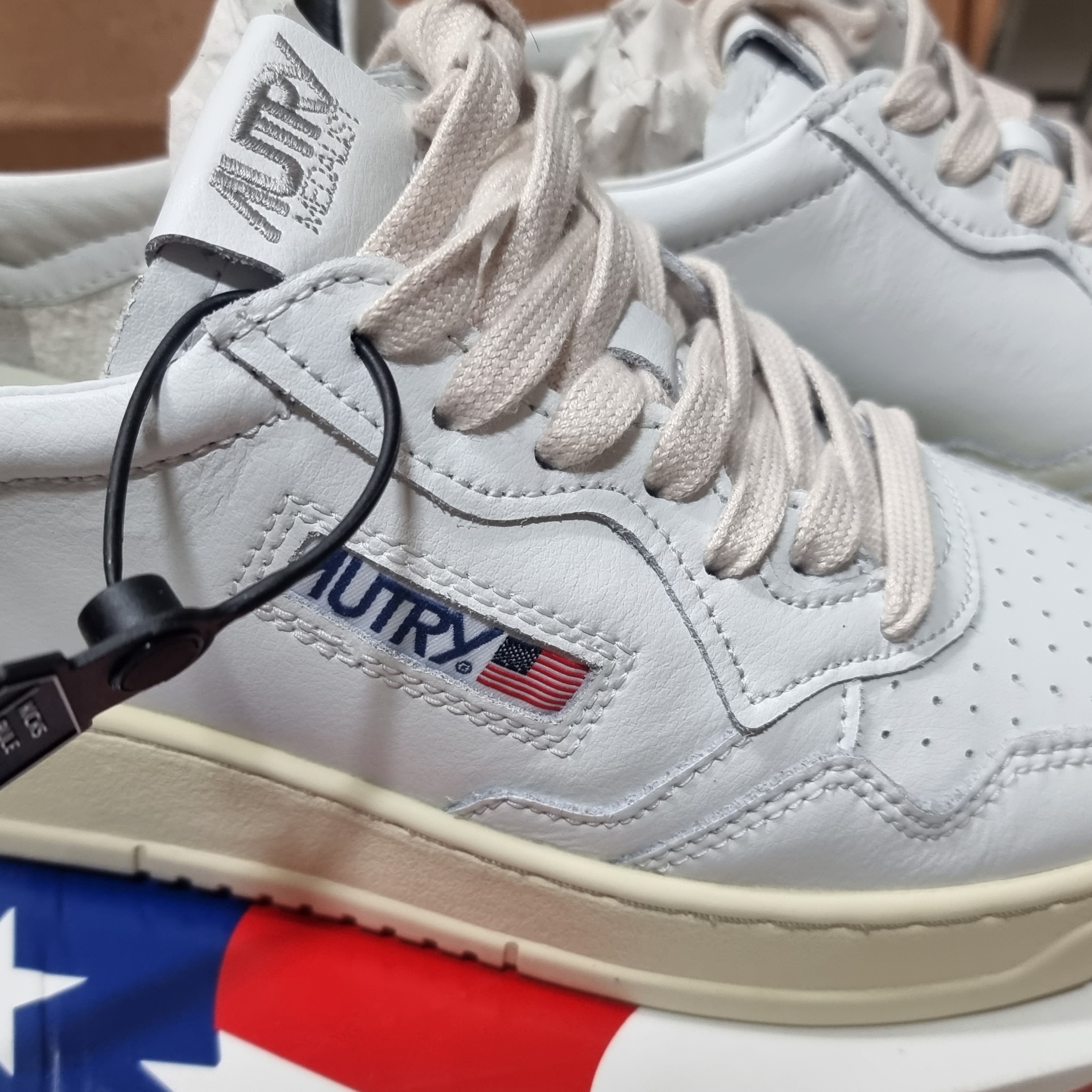 Autry Medalist Low Leather Sneakers White Black 착용 스타일