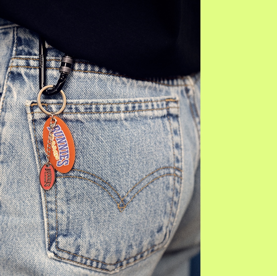 NewJeans Bunnies Camp Keyring Orange, NewJeans Bunnies Camp Charm Red 착용 스타일