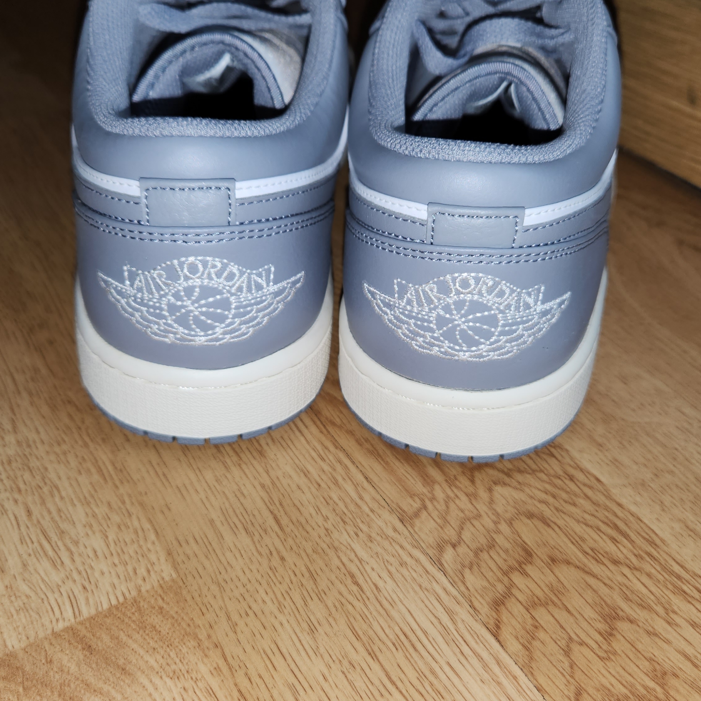 Jordan 1 Low Stealth and White 착용 스타일 - 3