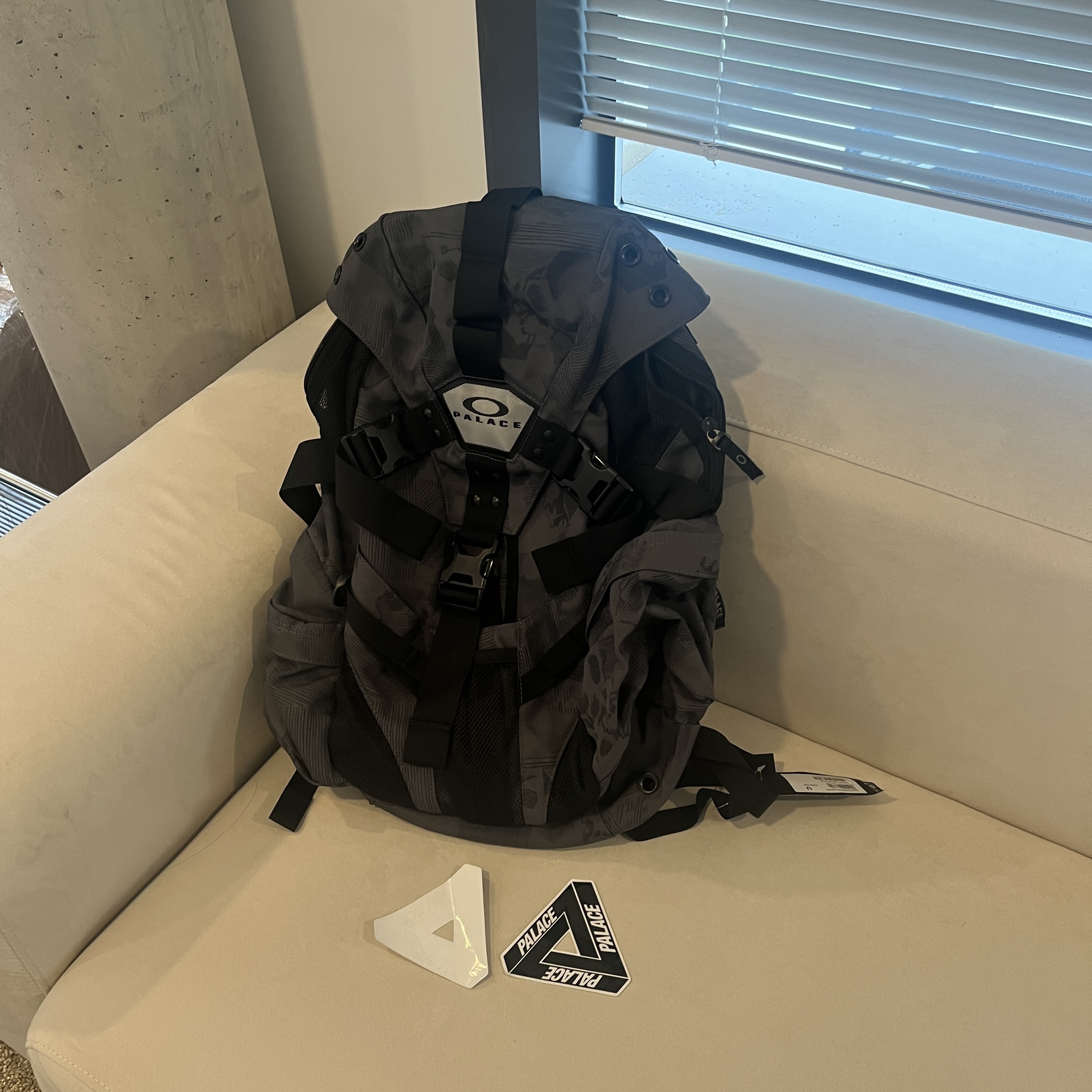 Oakley x Palace Skull Icon Pack Grey Black - 23SS 착용 스타일