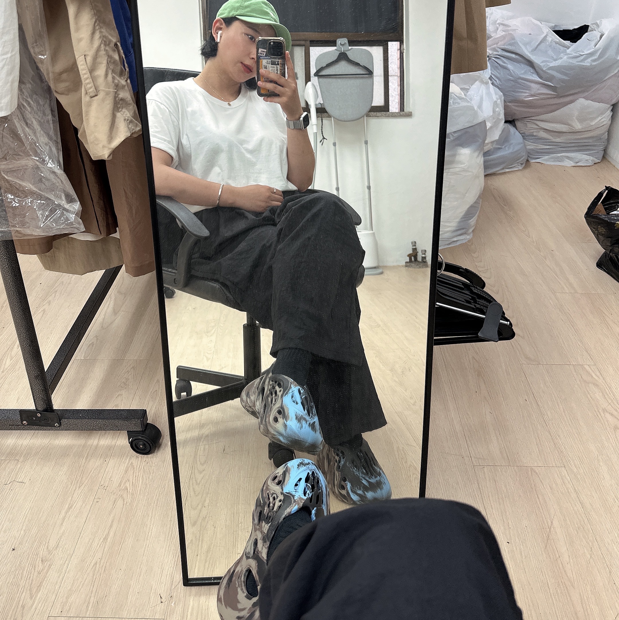 Adidas Yeezy Foam RNNR MX Cinder 착용 스타일 - 1