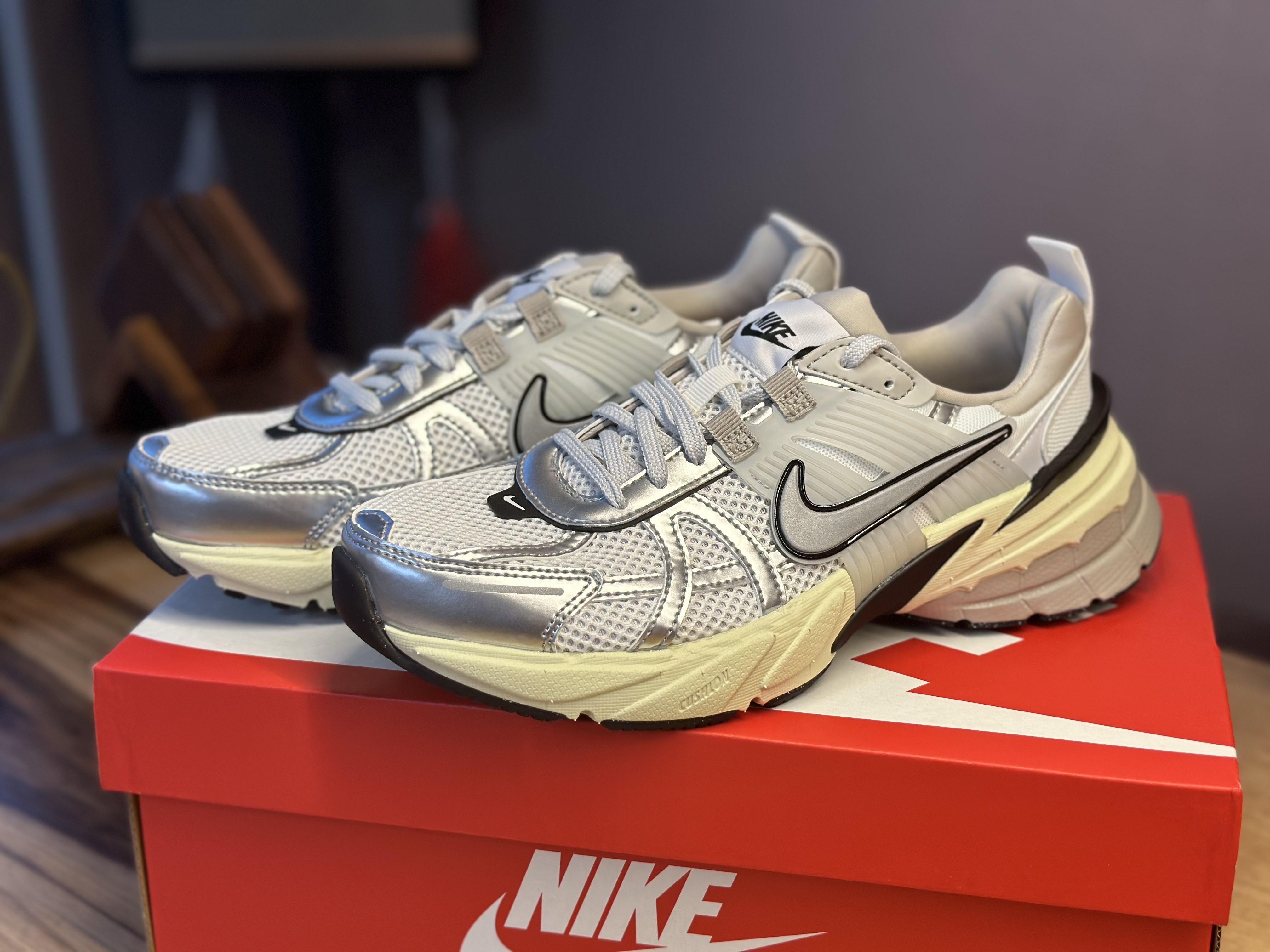 Nike V2K Run Summit White Metallic Silver 착용 스타일 - 2