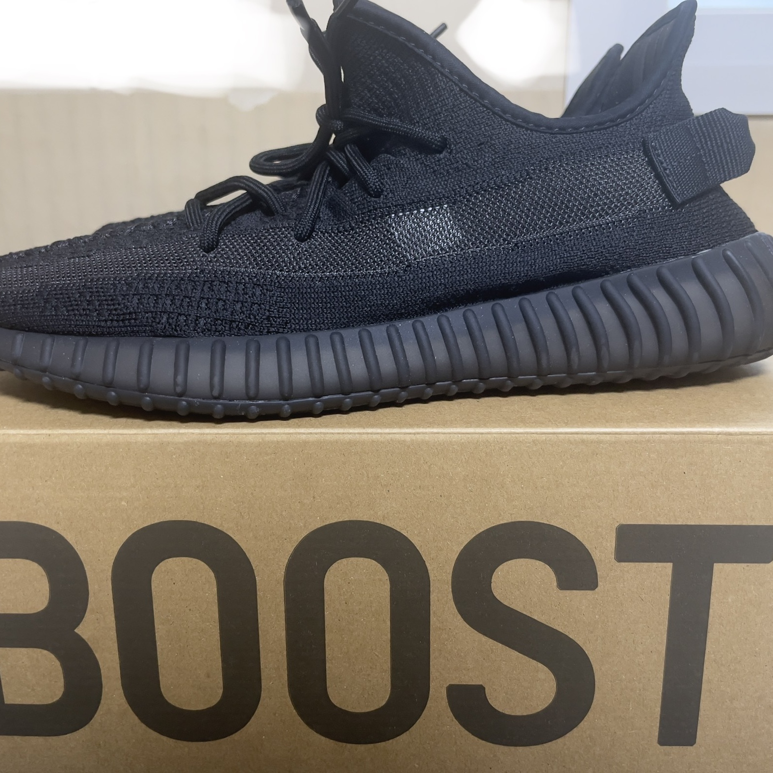 Adidas Yeezy Boost 350 V2 Onyx 착용 스타일 - 3
