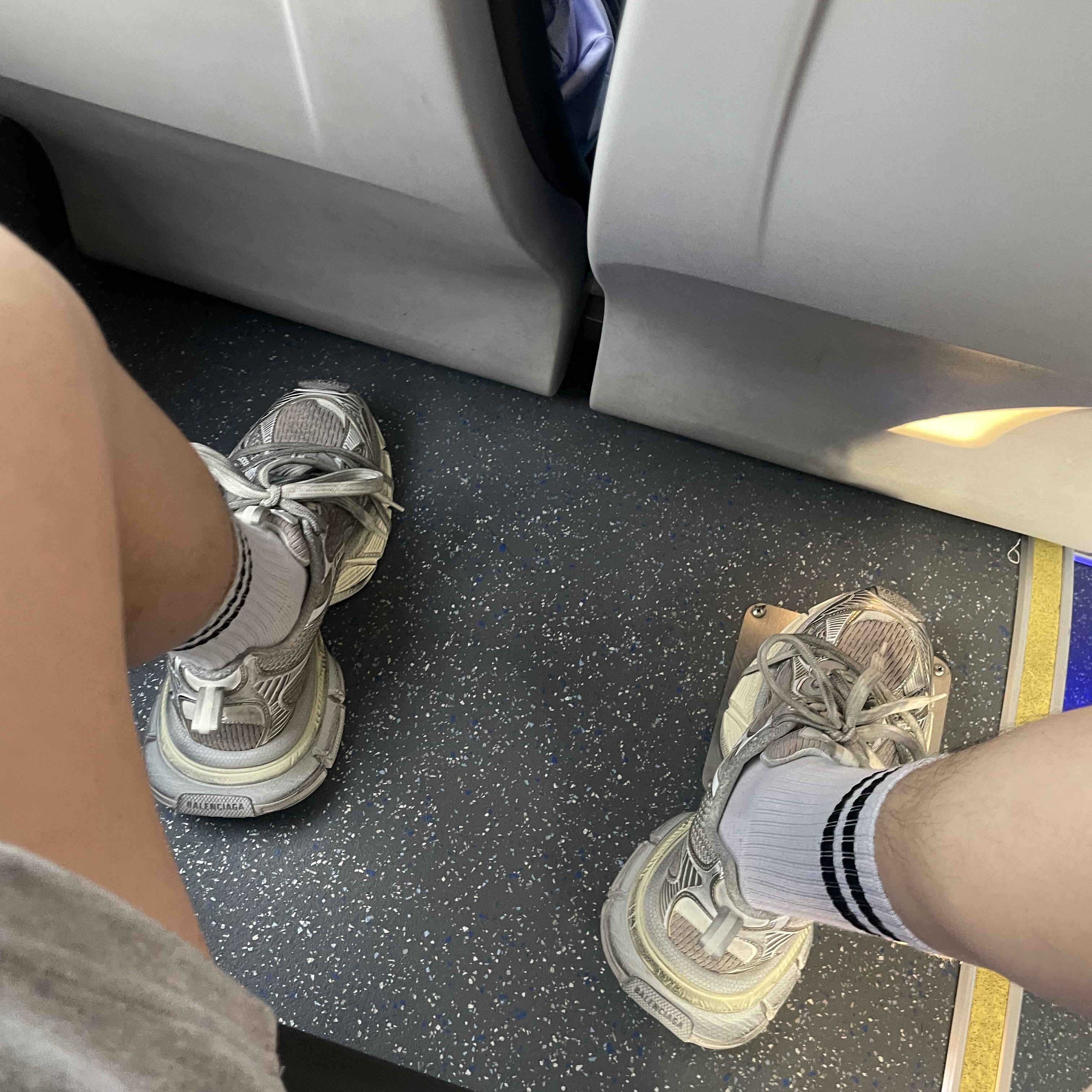 Balenciaga 3XL Sneakers Light Beige 착용 스타일 - 3