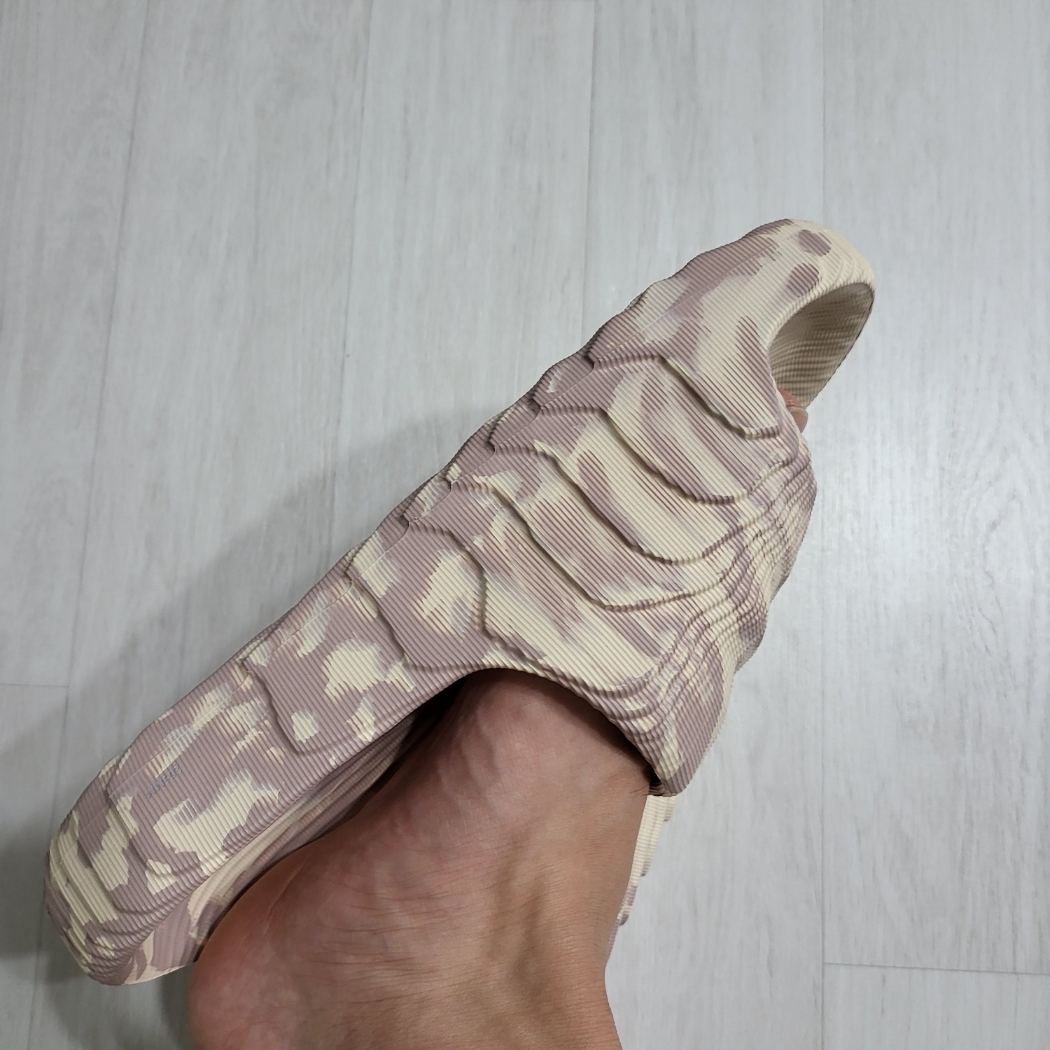 Adidas Adilette 22 Sand Strata 착용 스타일