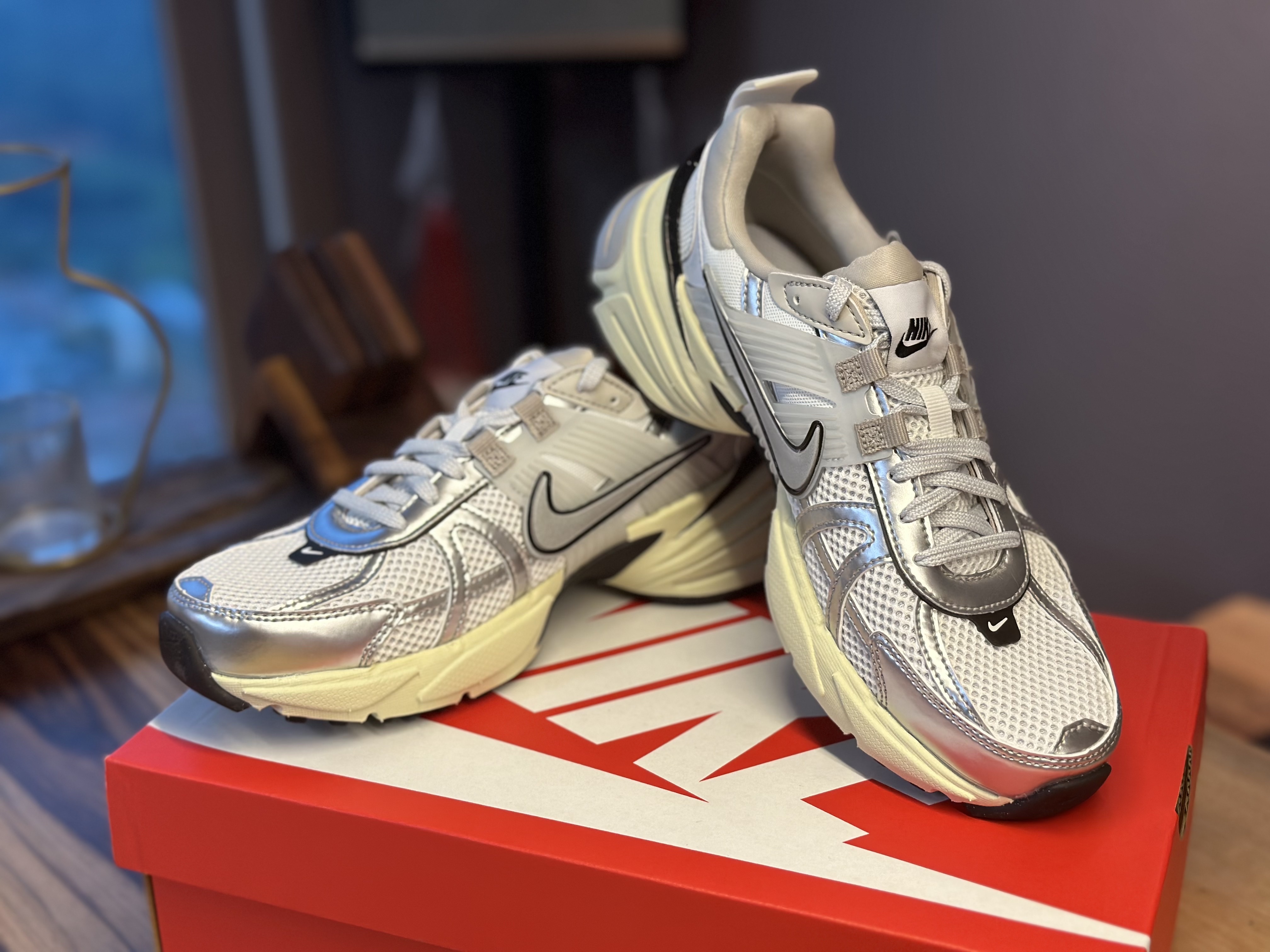 Nike V2K Run Summit White Metallic Silver 착용 스타일 - 1