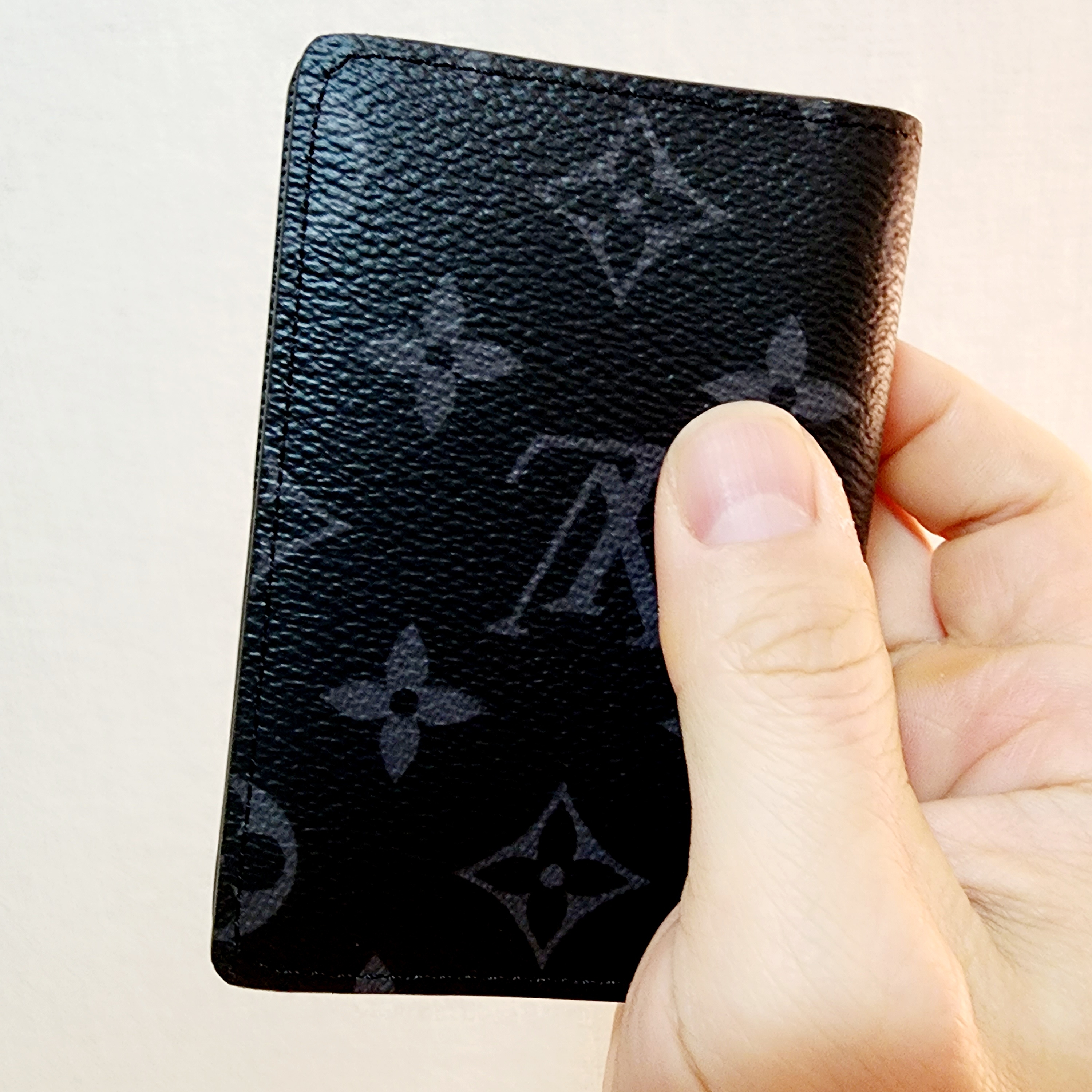 Louis Vuitton Pocket Organizer Monogram Eclipse 착용 스타일