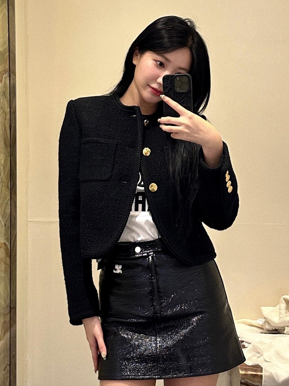 (W) Courreges Reedition Vinyl Mini Skirt Black 착용 스타일