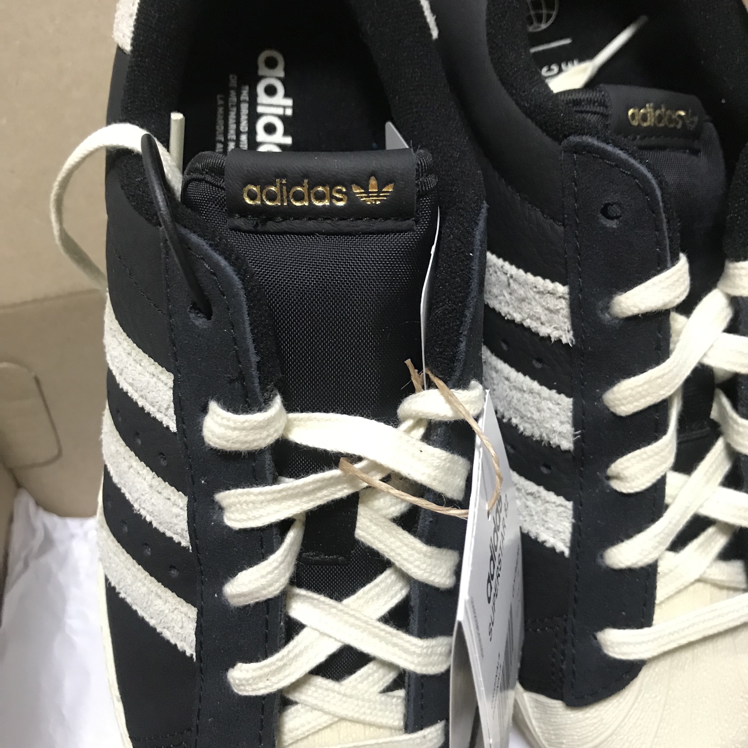 Adidas Superstar 82 Black White 착용 스타일 - 2