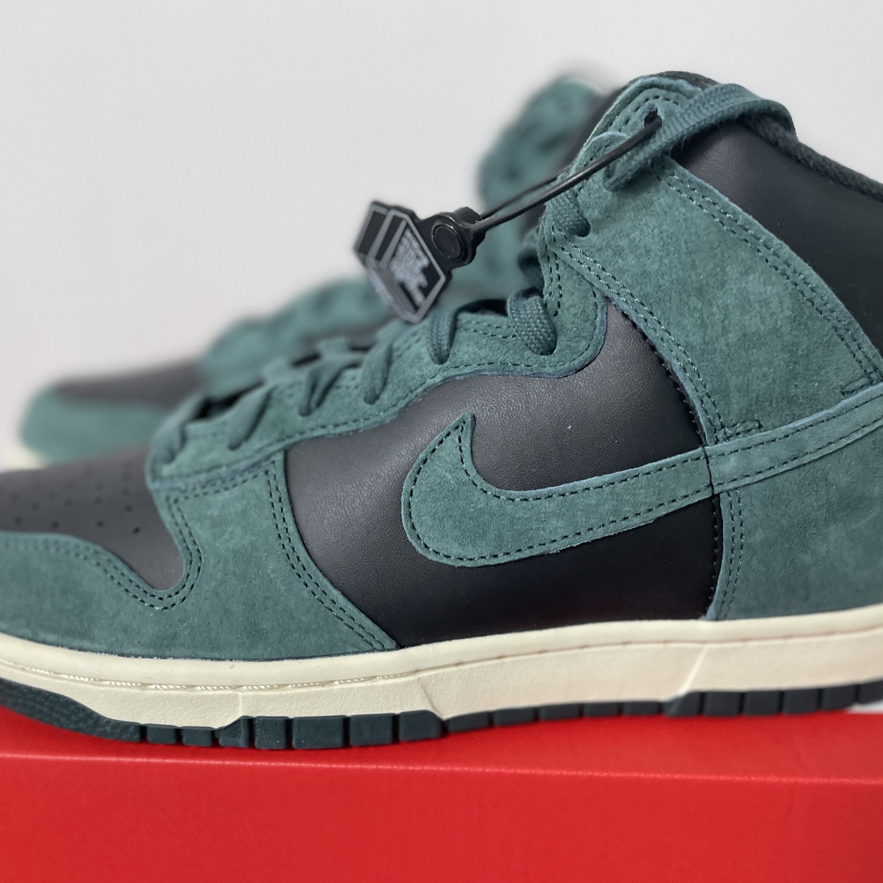 Nike Dunk High Retro PRM Faded Spruce 착용 스타일