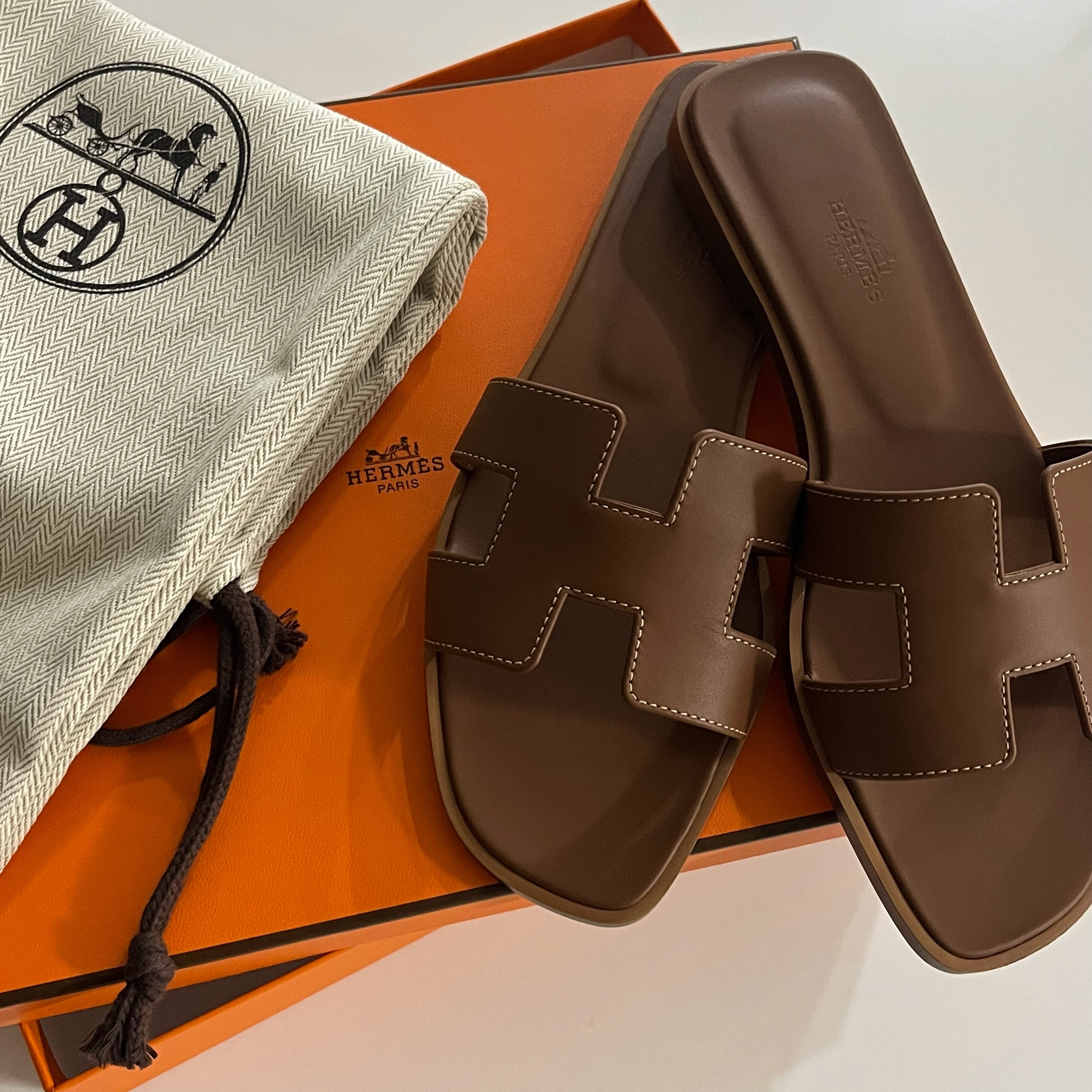 (W) Hermes Oran Sandal Calfskin & Gold Piqures Ecrues 착용 스타일