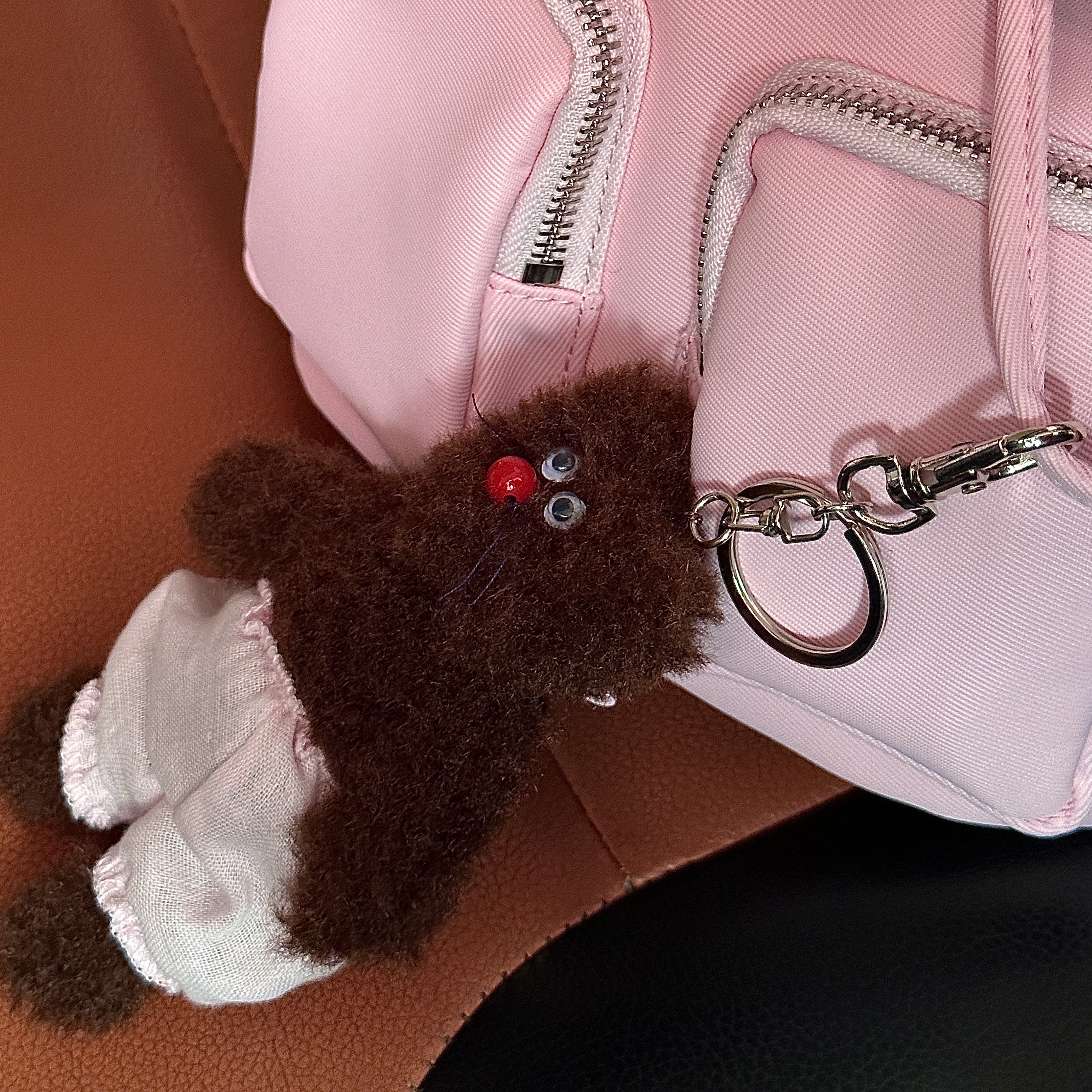 [KREAM 단독] Monamhee Bred Keyring with Pink Pants Brown 착용 스타일 - 3