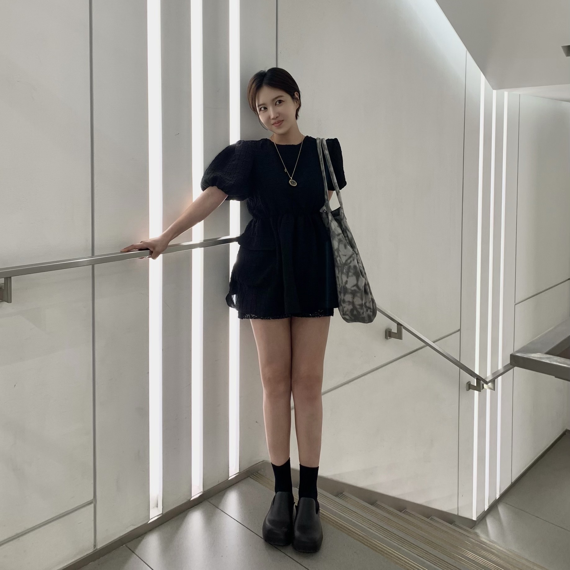 Bottega Veneta Rubber Flash Clog Black 착용 스타일 - 3