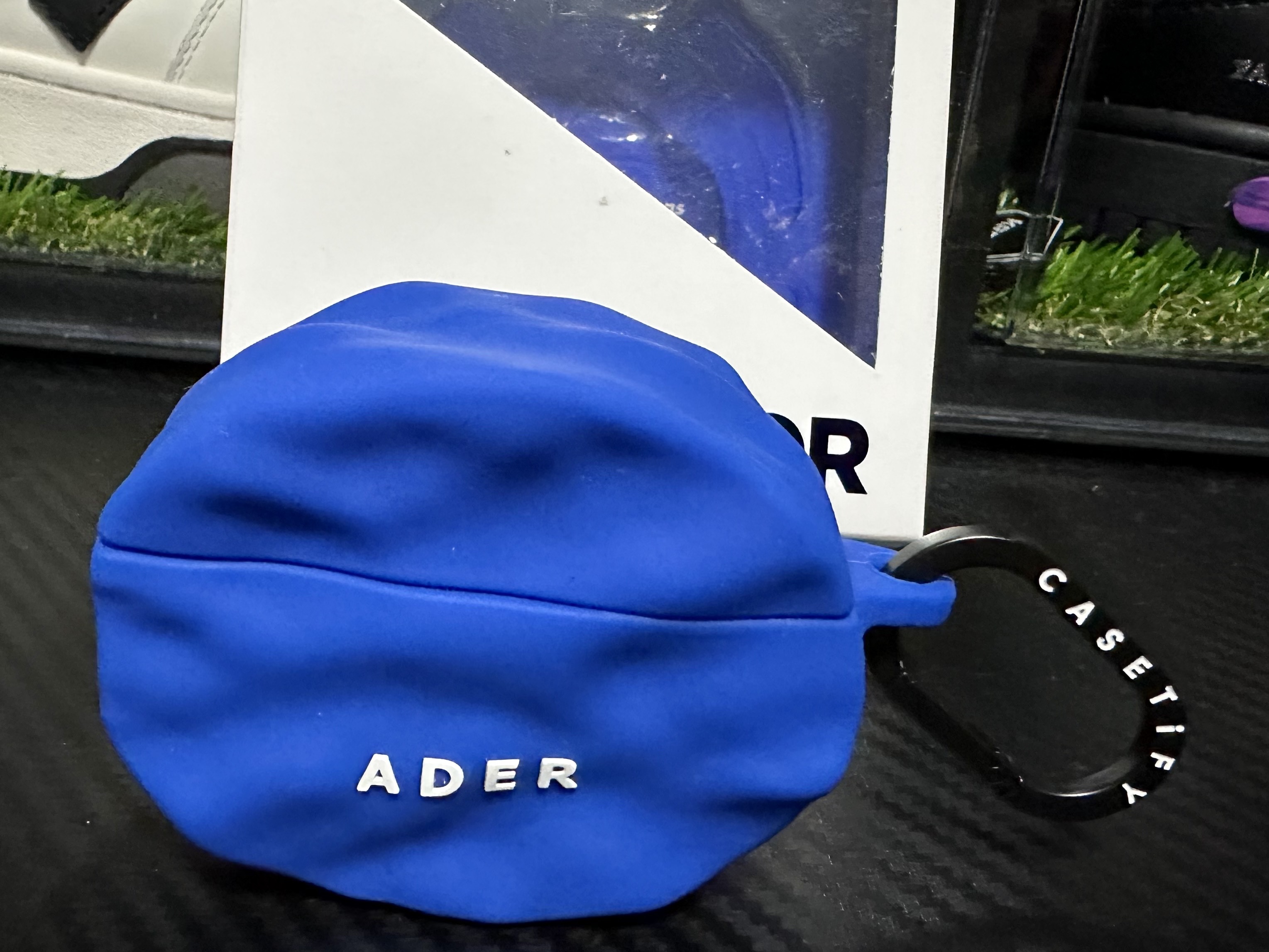 Casetify x Ader Error Wavy Collectable AirPods Pro 1st/2nd gen Case Blue 착용 스타일 - 1