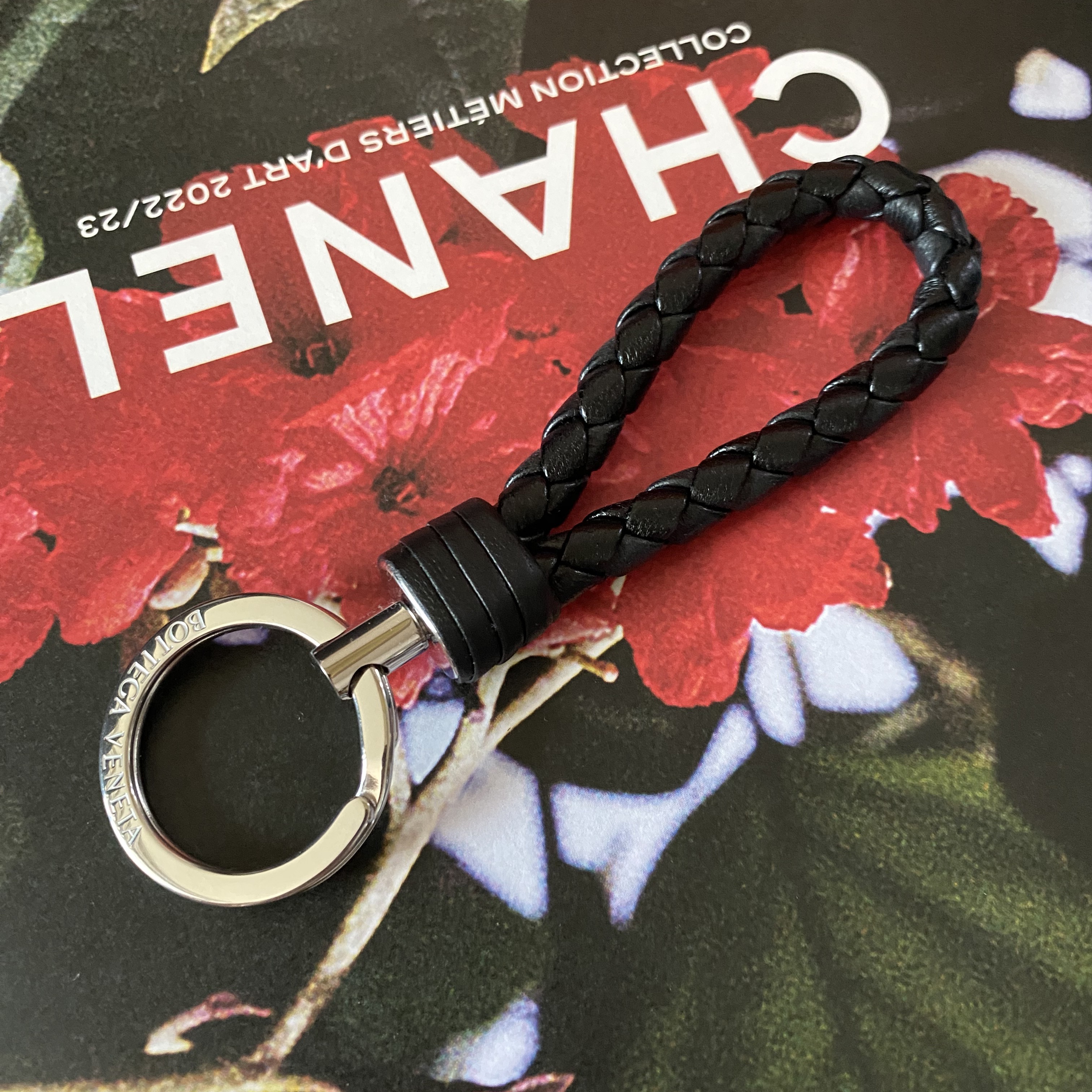 Bottega Veneta Leather Keyring Black 착용 스타일