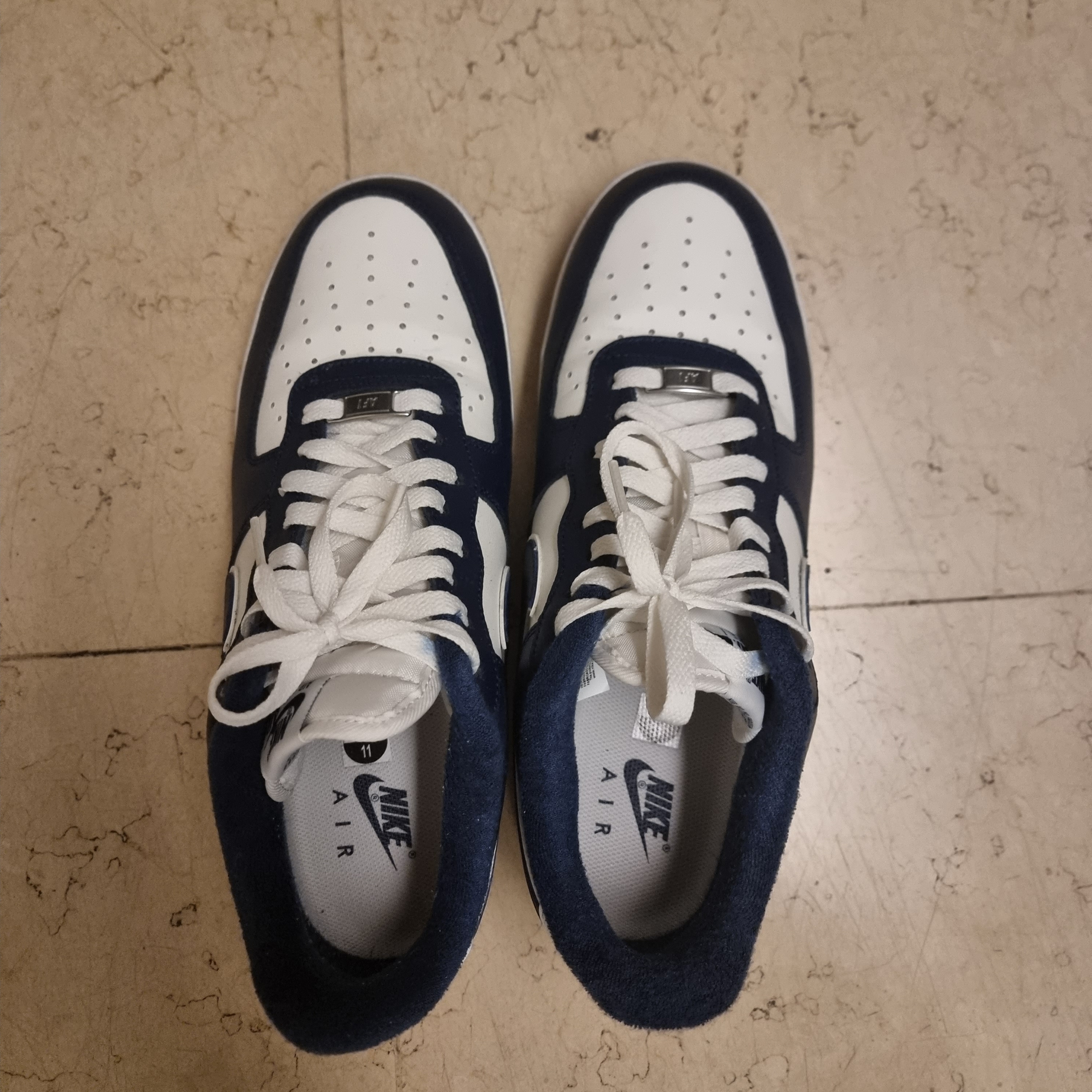 Nike Air Force 1 '07 LV8 Midnight Navy 착용 스타일