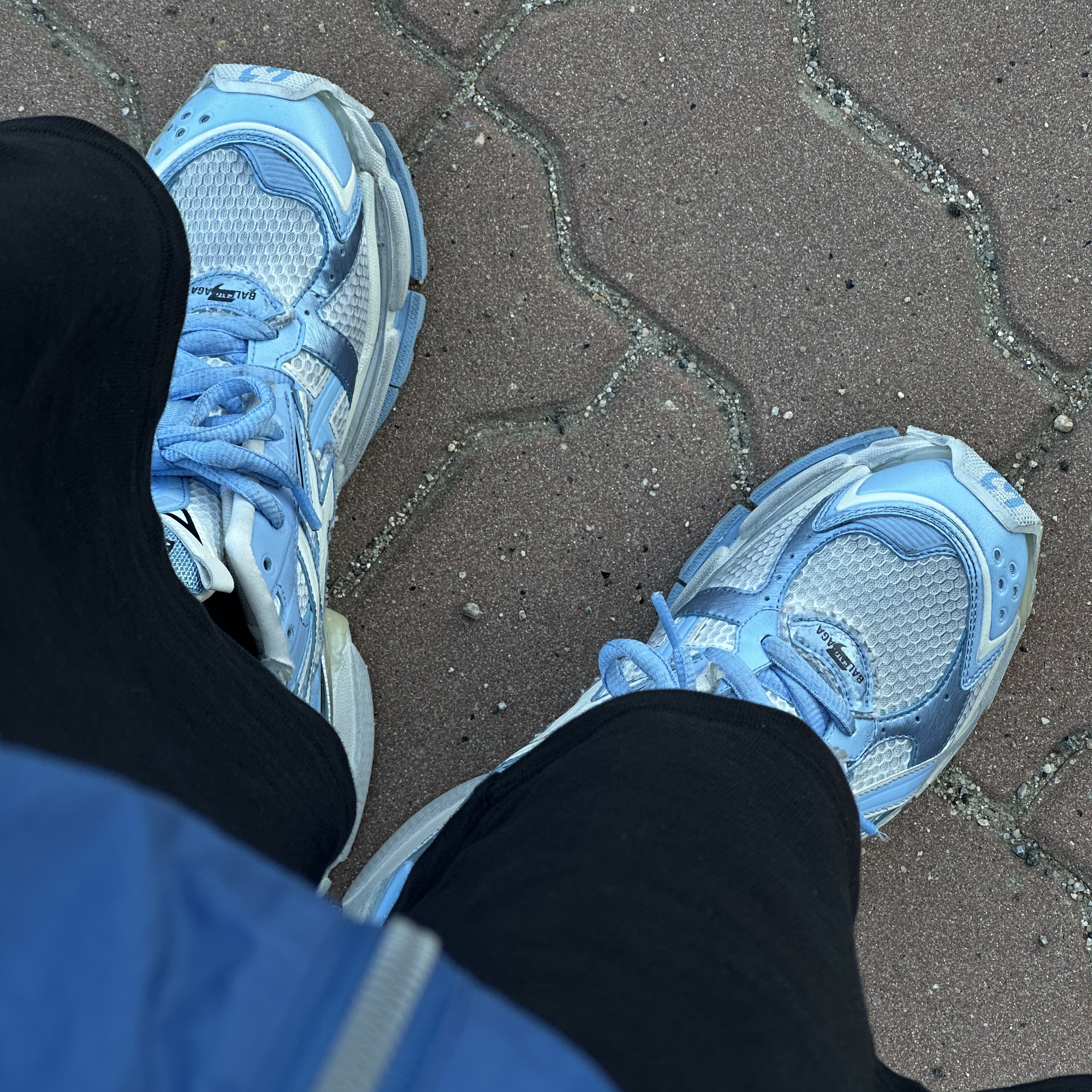 (W) Balenciaga Runner Sneakers Light Blue Off White 착용 스타일