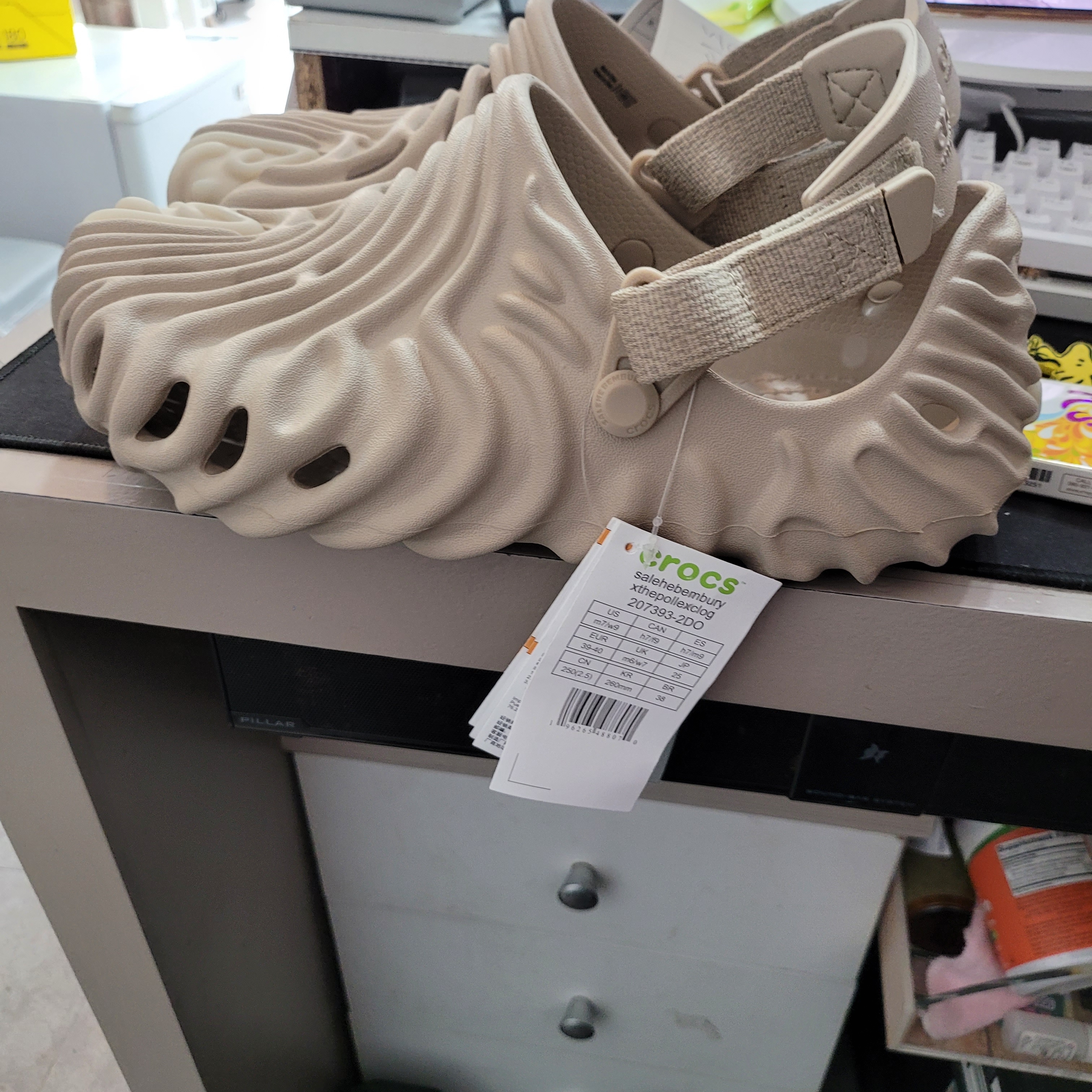 Crocs x Salehe Bembury Pollex Clog Horchata 착용 스타일 - 1