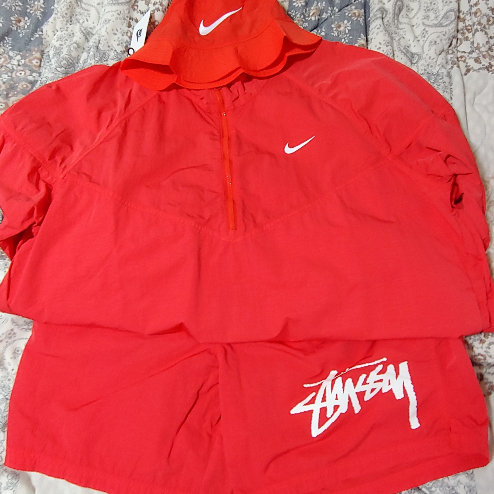 Nike x Stussy Bucket Hat Habanero Red, Nike x Stussy Windrunner Jacket Habanero Red 착용 스타일 - 2