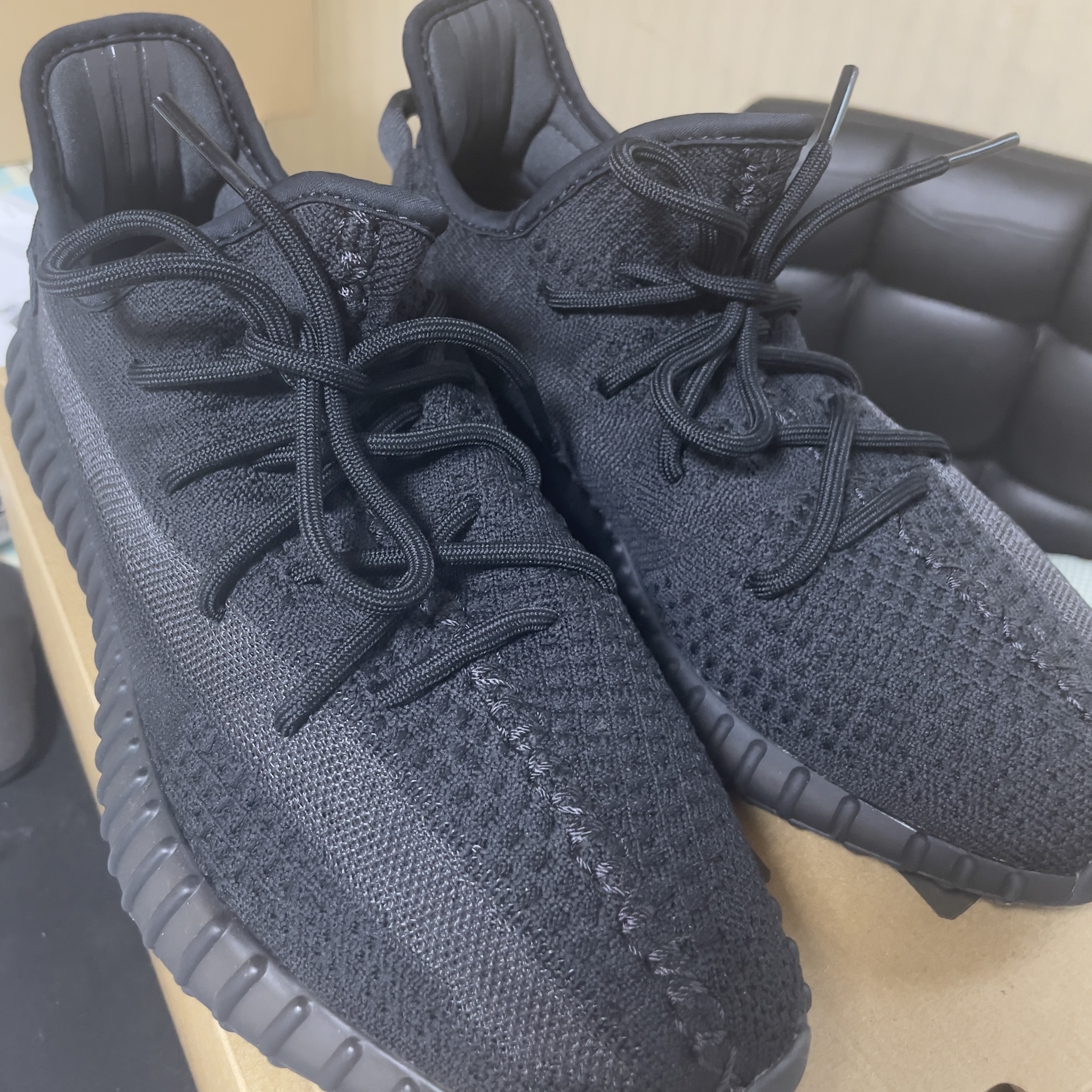 Adidas Yeezy Boost 350 V2 Onyx 착용 스타일 - 2