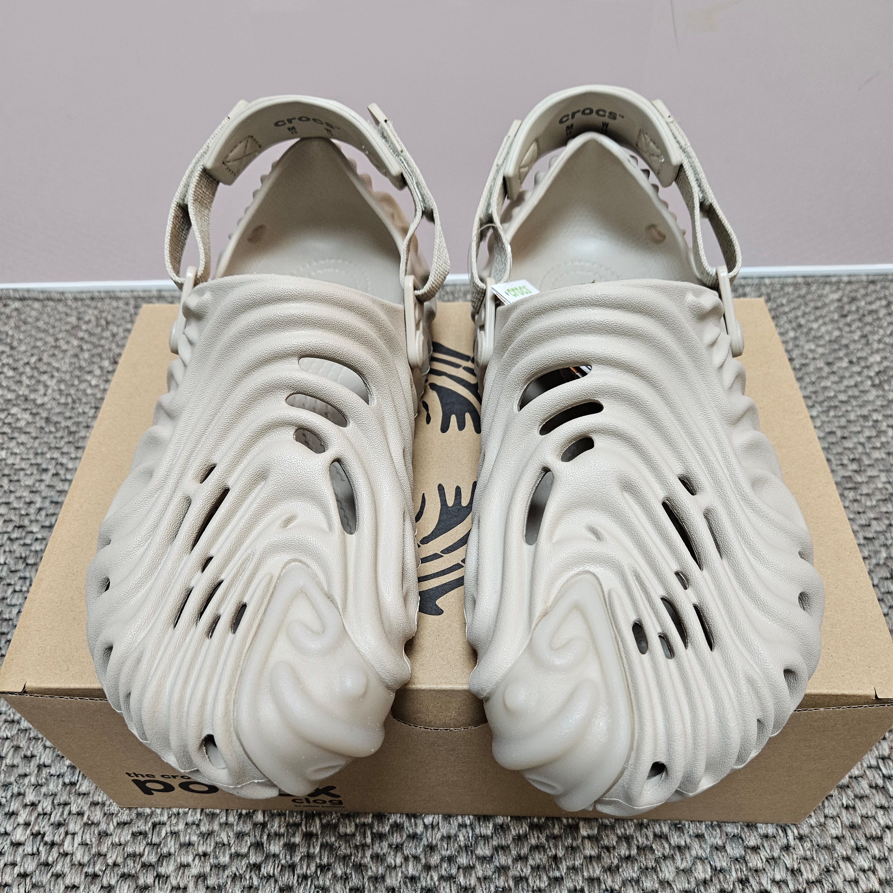 Crocs x Salehe Bembury Pollex Clog Horchata 착용 스타일 - 2
