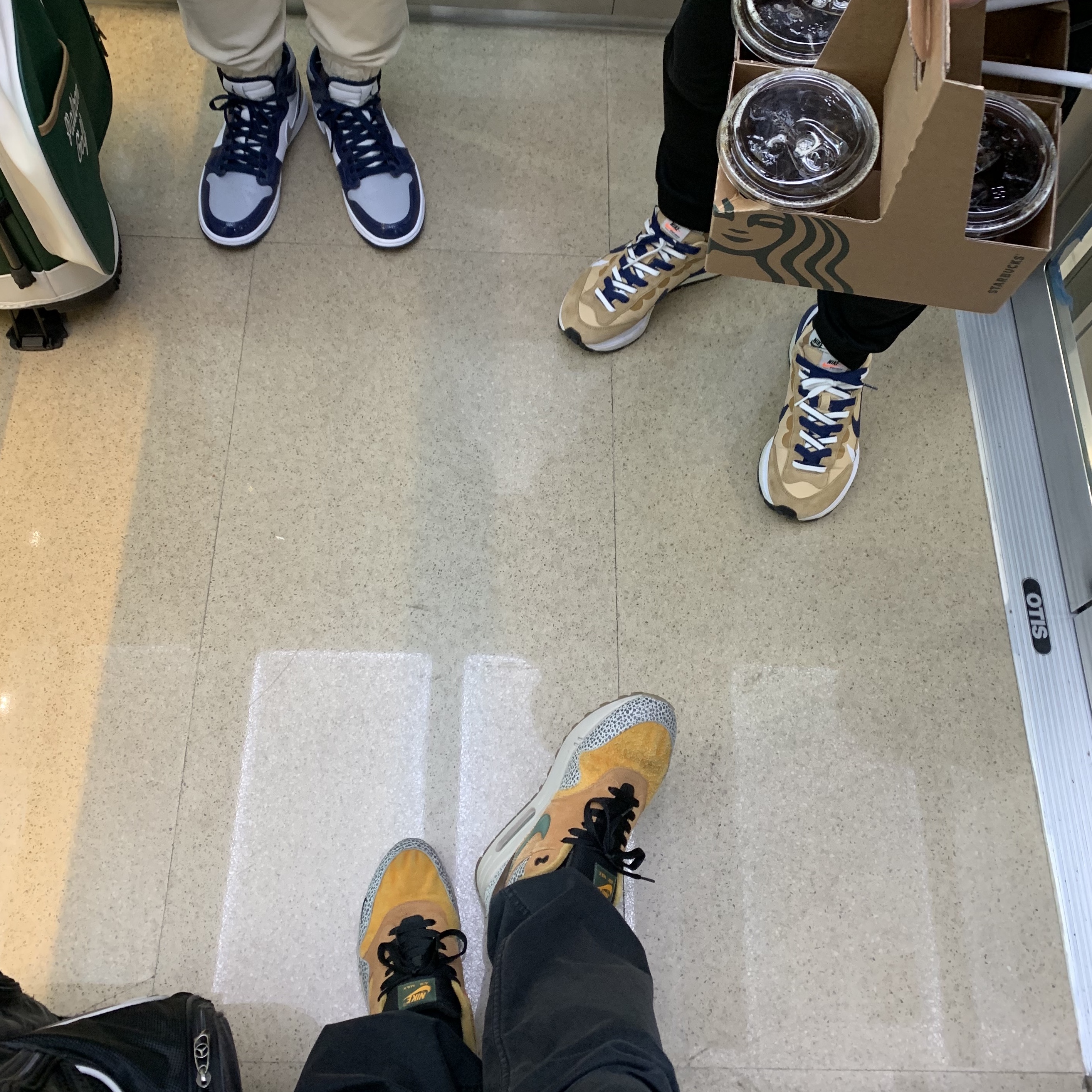 Jordan 1 High Golf Midnight Navy, Nike x Atmos Air Max 1 Safari 2016 착용 스타일