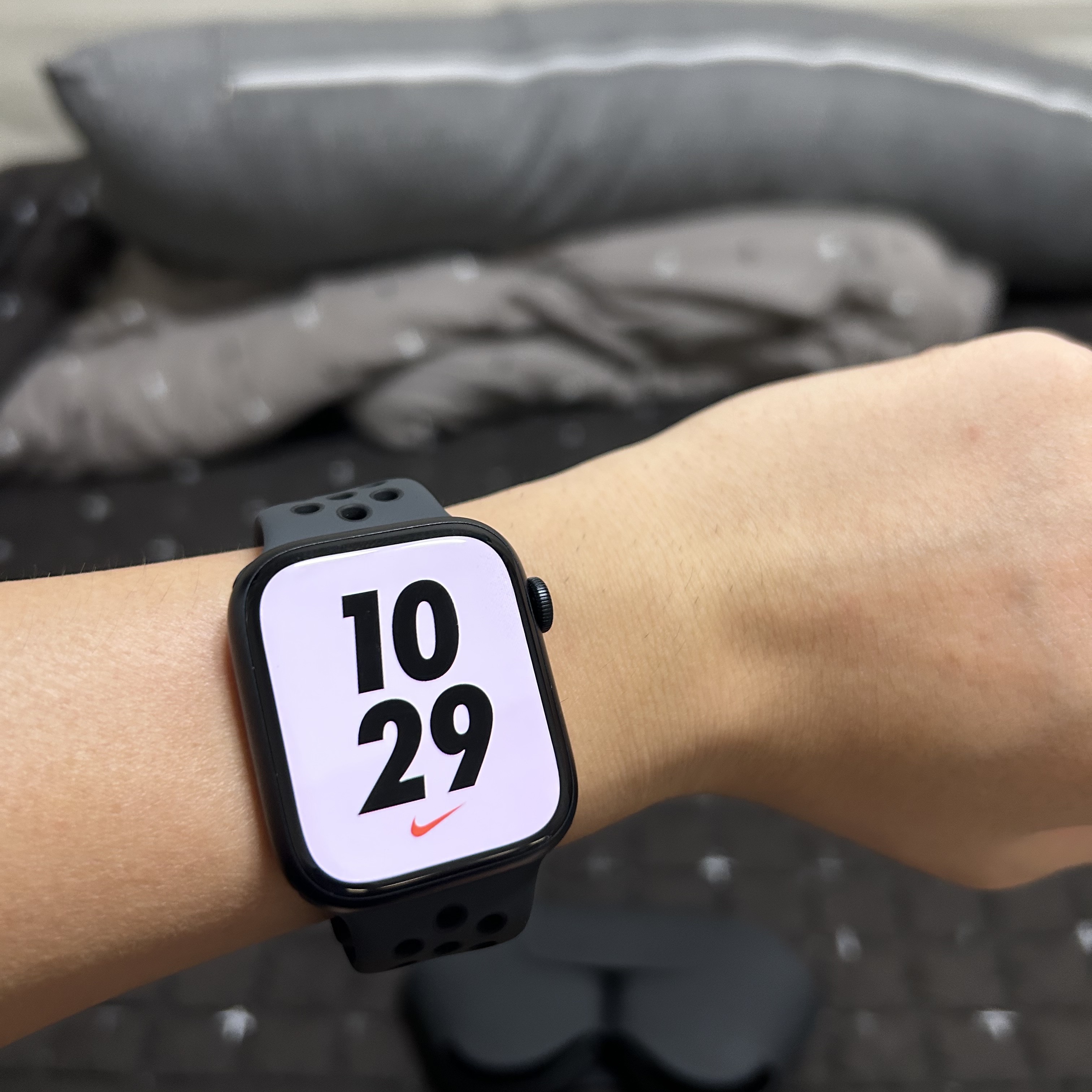 Apple Watch Nike Series 7 45mm GPS Midnight Aluminum Case with Nike Sport Band Anthracite Black (Korean Ver.) 착용 스타일 - 2