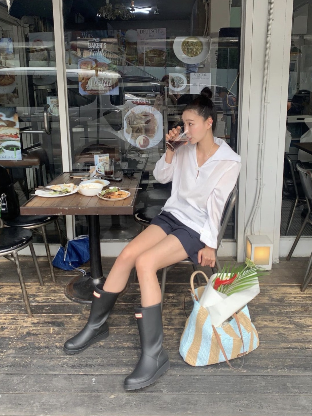 (W) Hunter Play Tall Wellington Rain Boots Black 착용 스타일 - 2