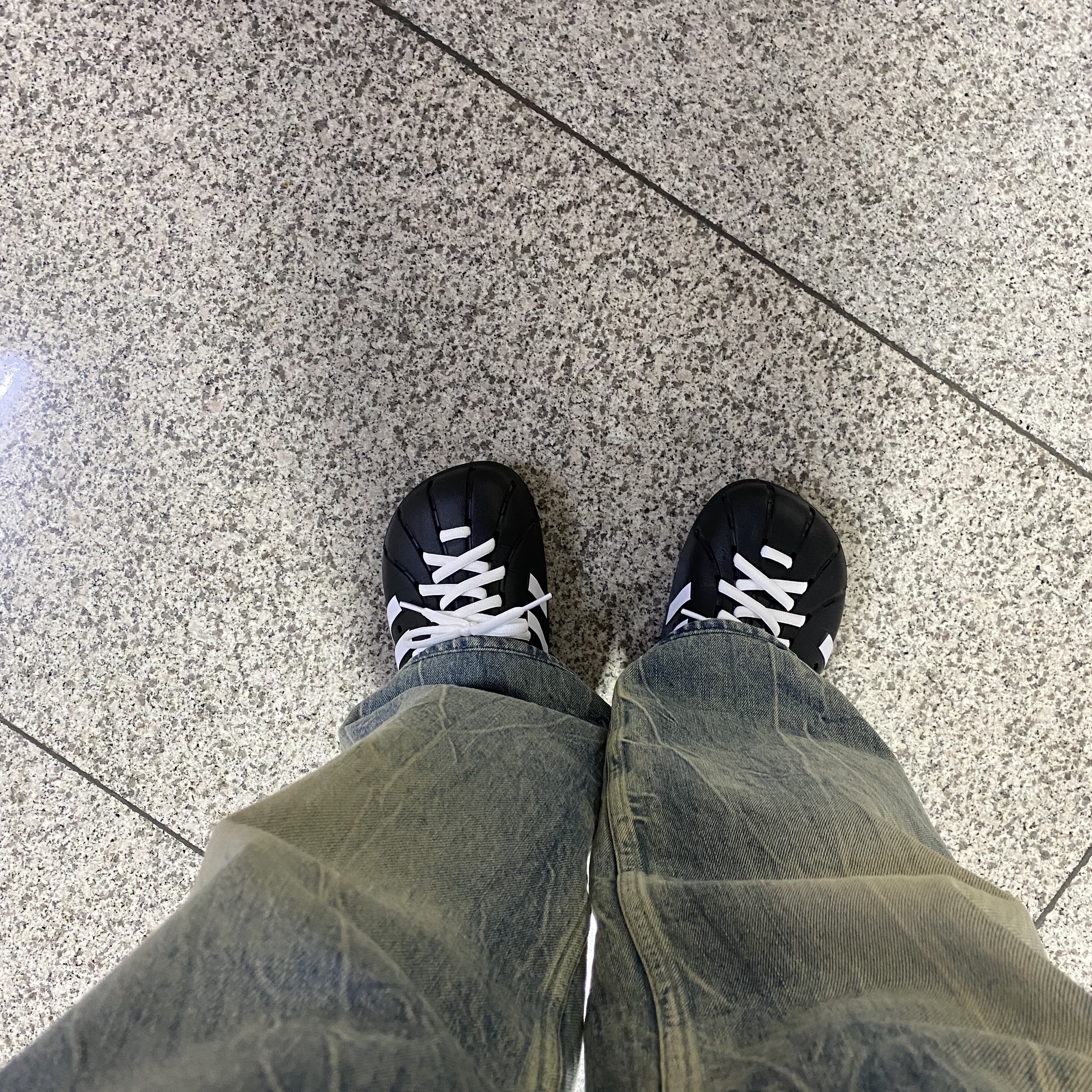 Adidas Adilette Clog Black White 착용 스타일