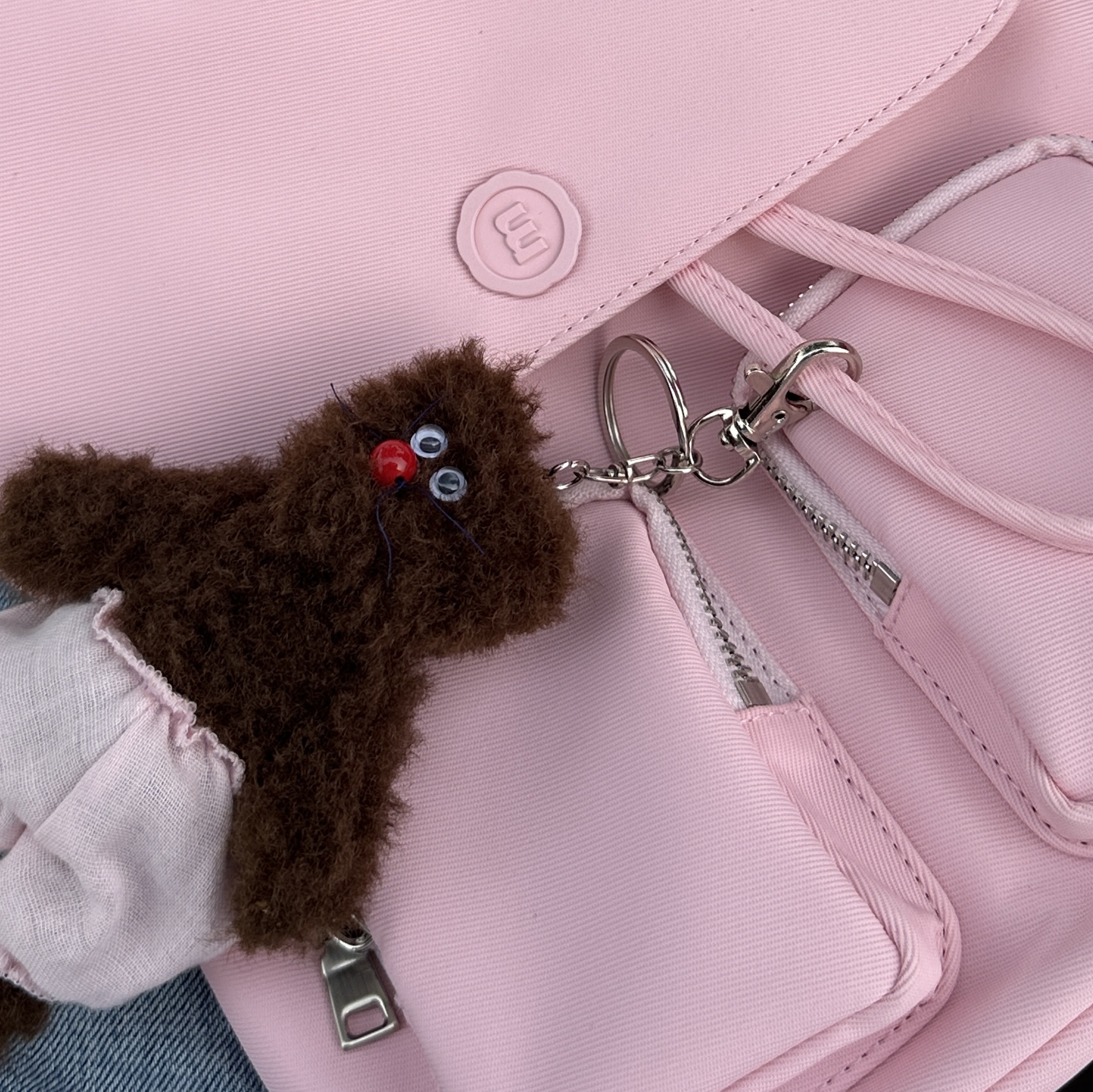 [KREAM 단독] Monamhee Bred Keyring with Pink Pants Brown 착용 스타일 - 1