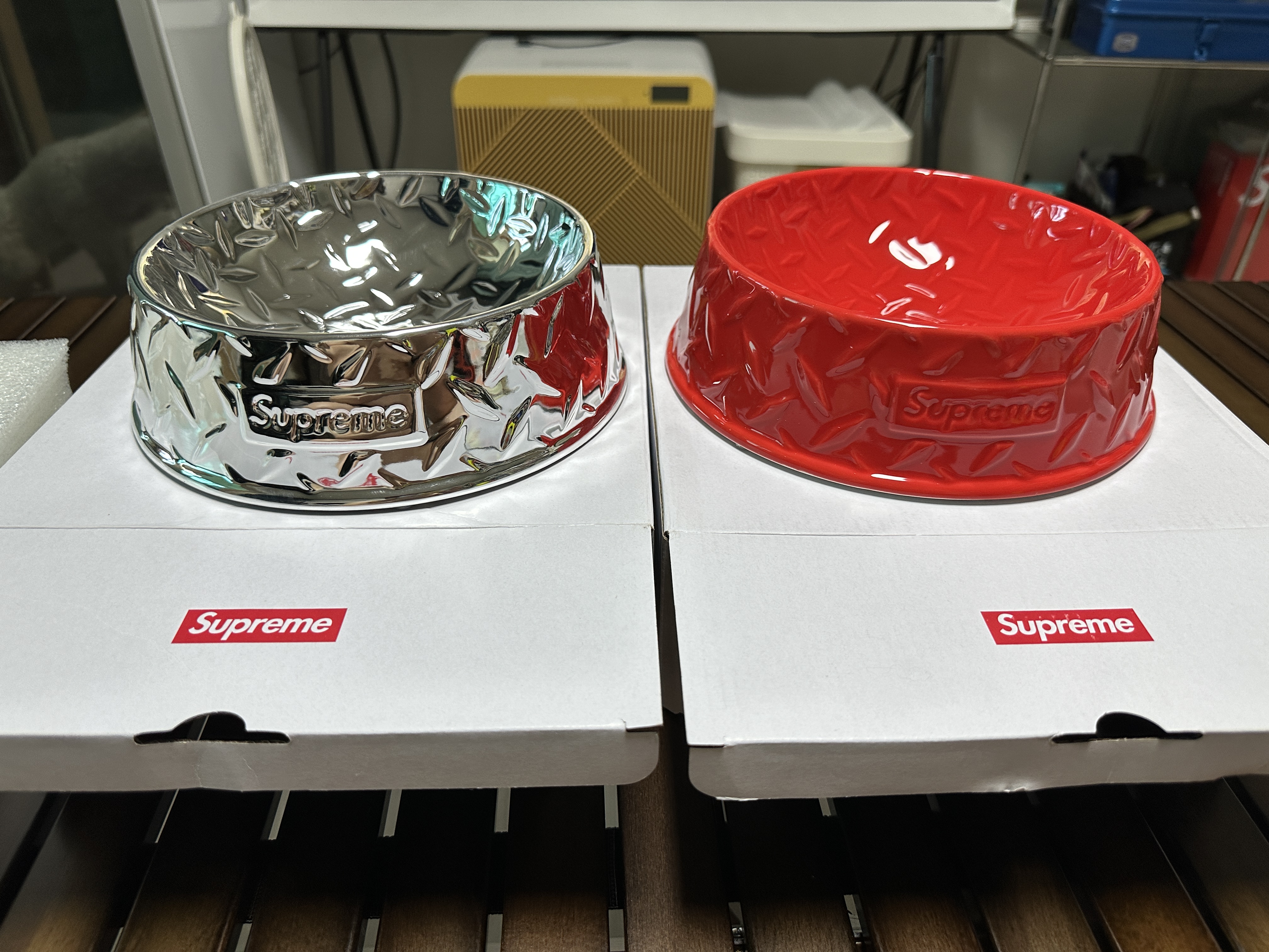 Supreme Diamond Plate Dog Bowl Red - 23SS, Supreme Diamond Plate Dog Bowl Silver - 23SS 착용 스타일