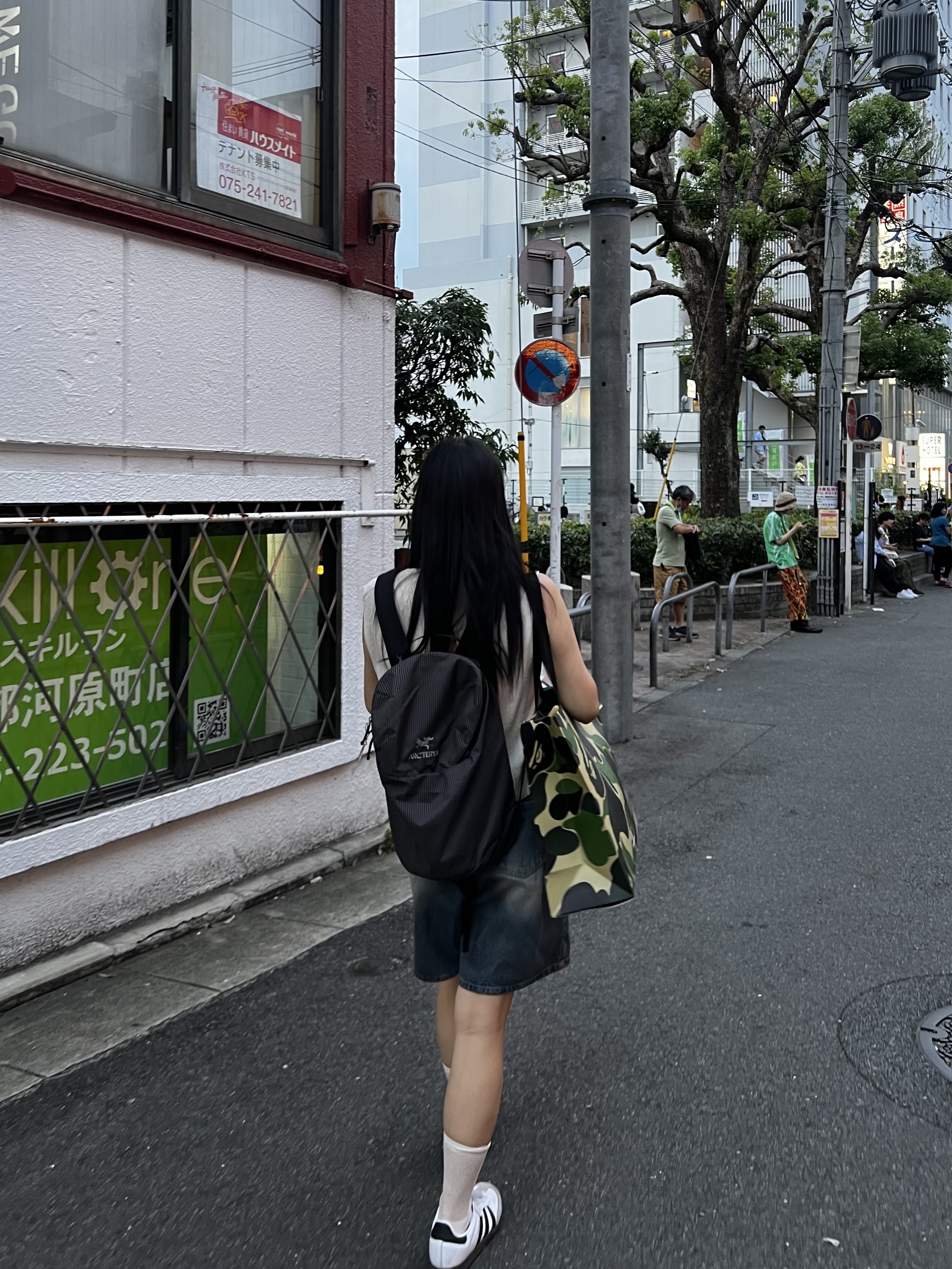 Arc'teryx Konseal 15 Backpack Black, Adidas Samba OG Cloud White 착용 스타일 - 1