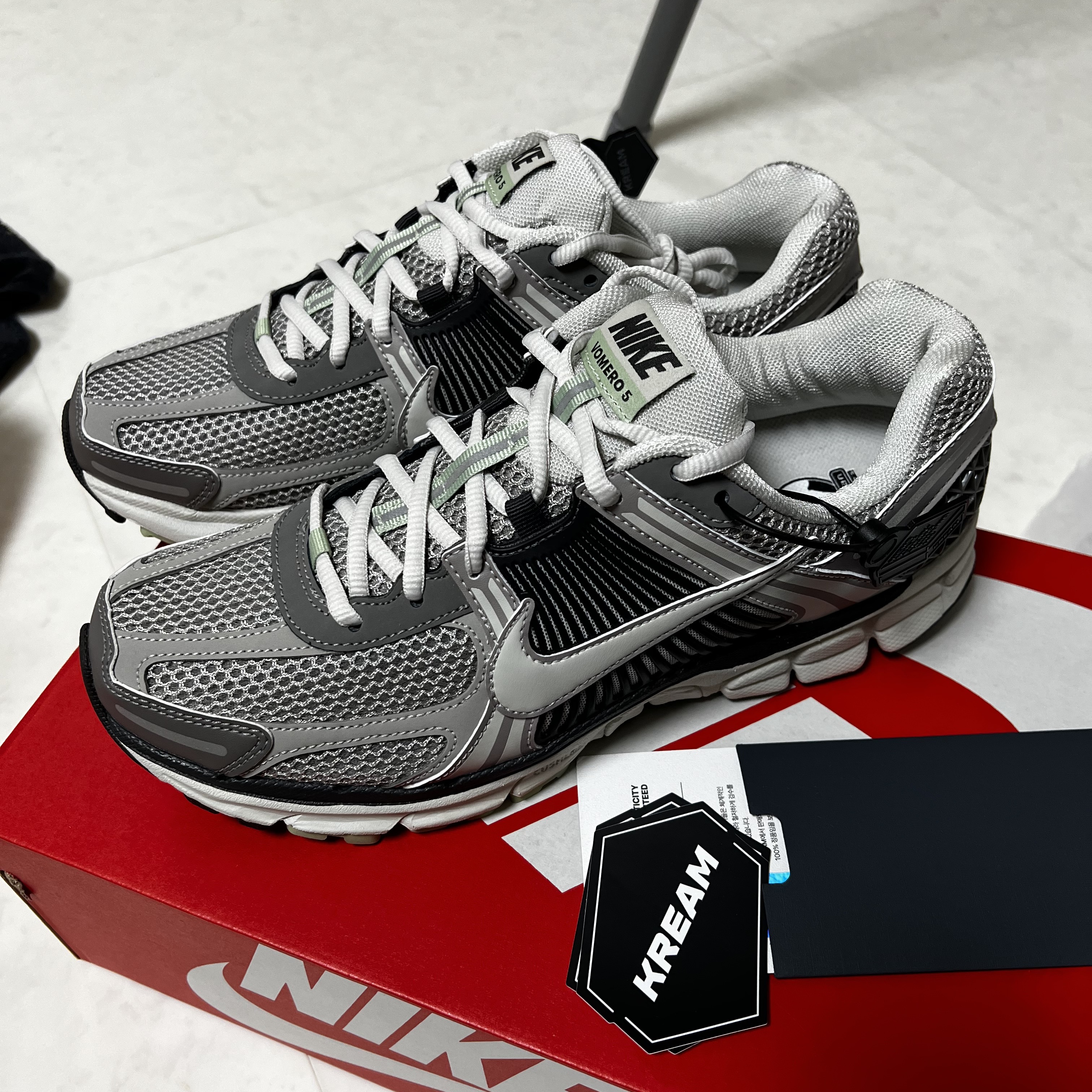 (W) Nike Zoom Vomero 5 Cobblestone and Flat Pewter 착용 스타일 - 2