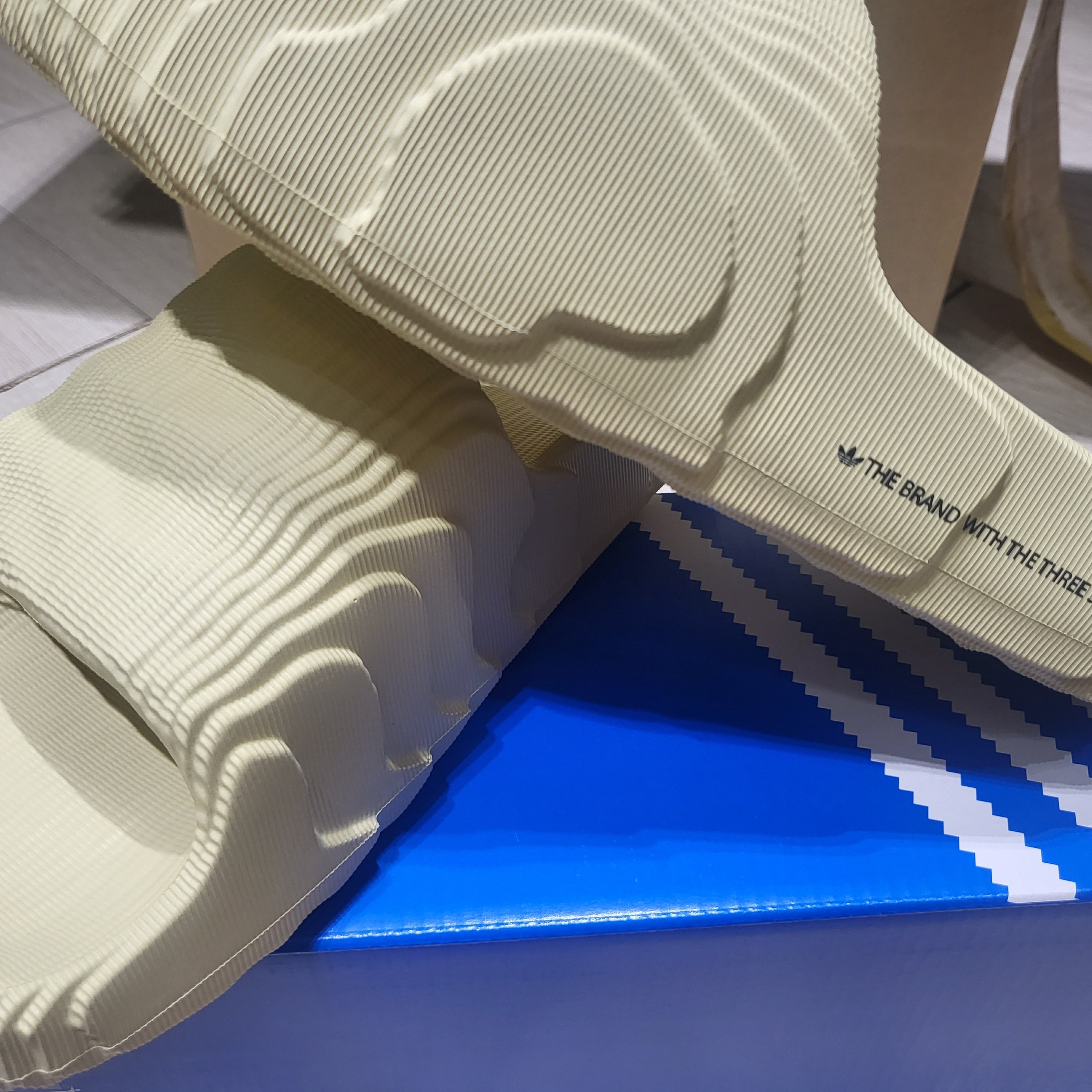 Adidas Adilette 22 Desert Sand 착용 스타일 - 1