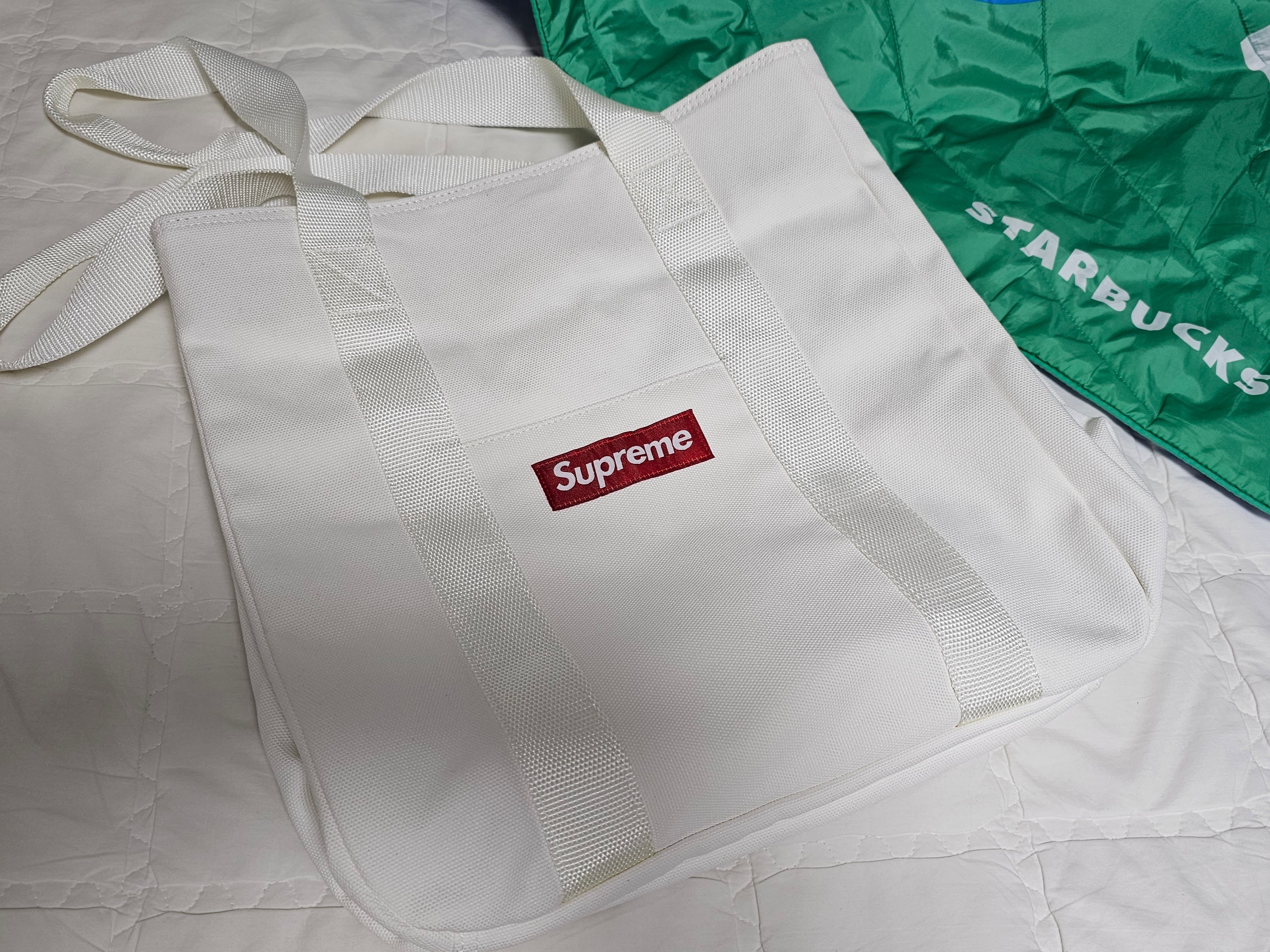 Supreme Canvas Tote White 착용 스타일