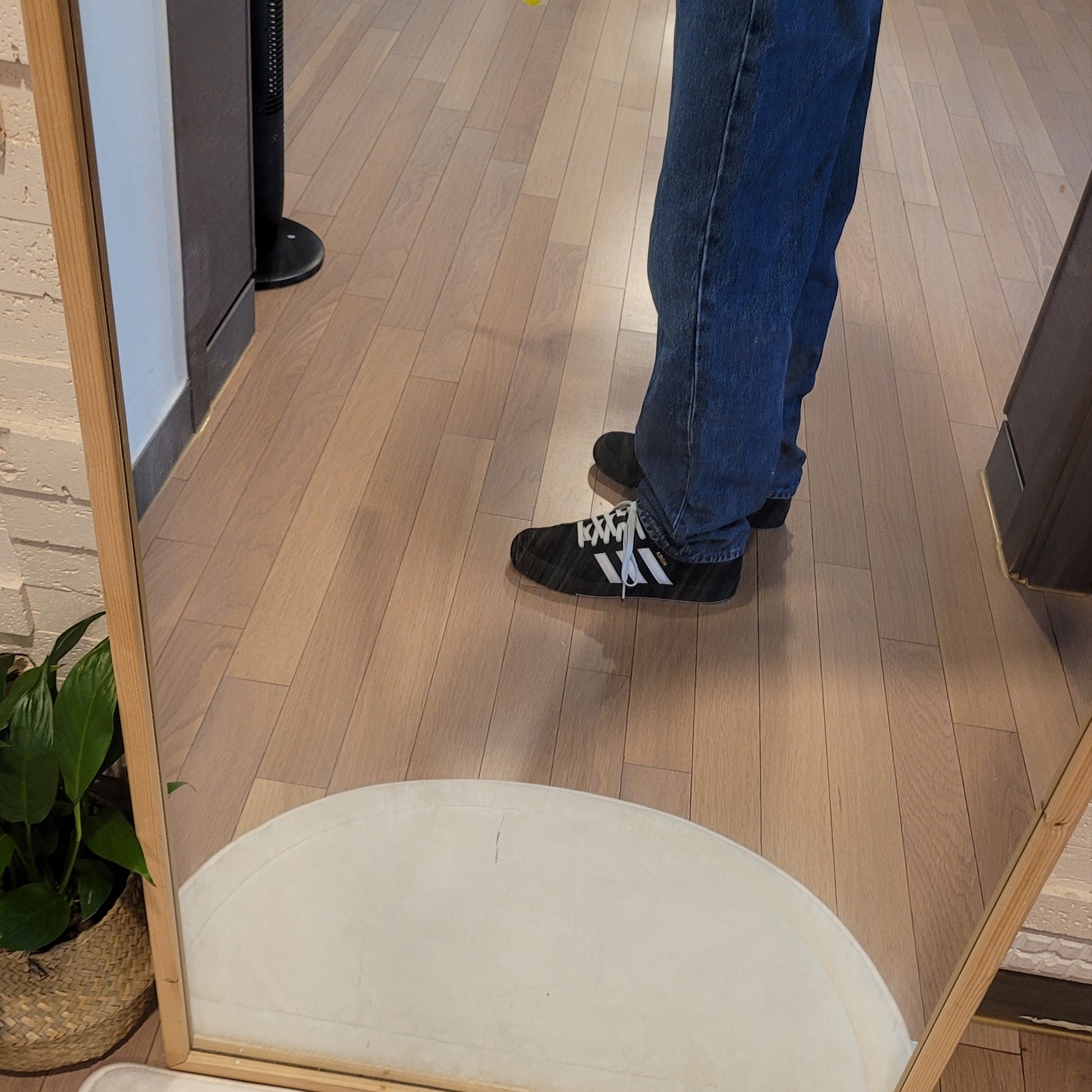Adidas Nora Core Black Gold Metallic 착용 스타일